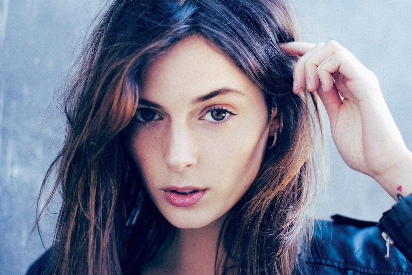 Sadie Newman, face, model, brunette, 720P, hands in hair, women, HD Wallpaper