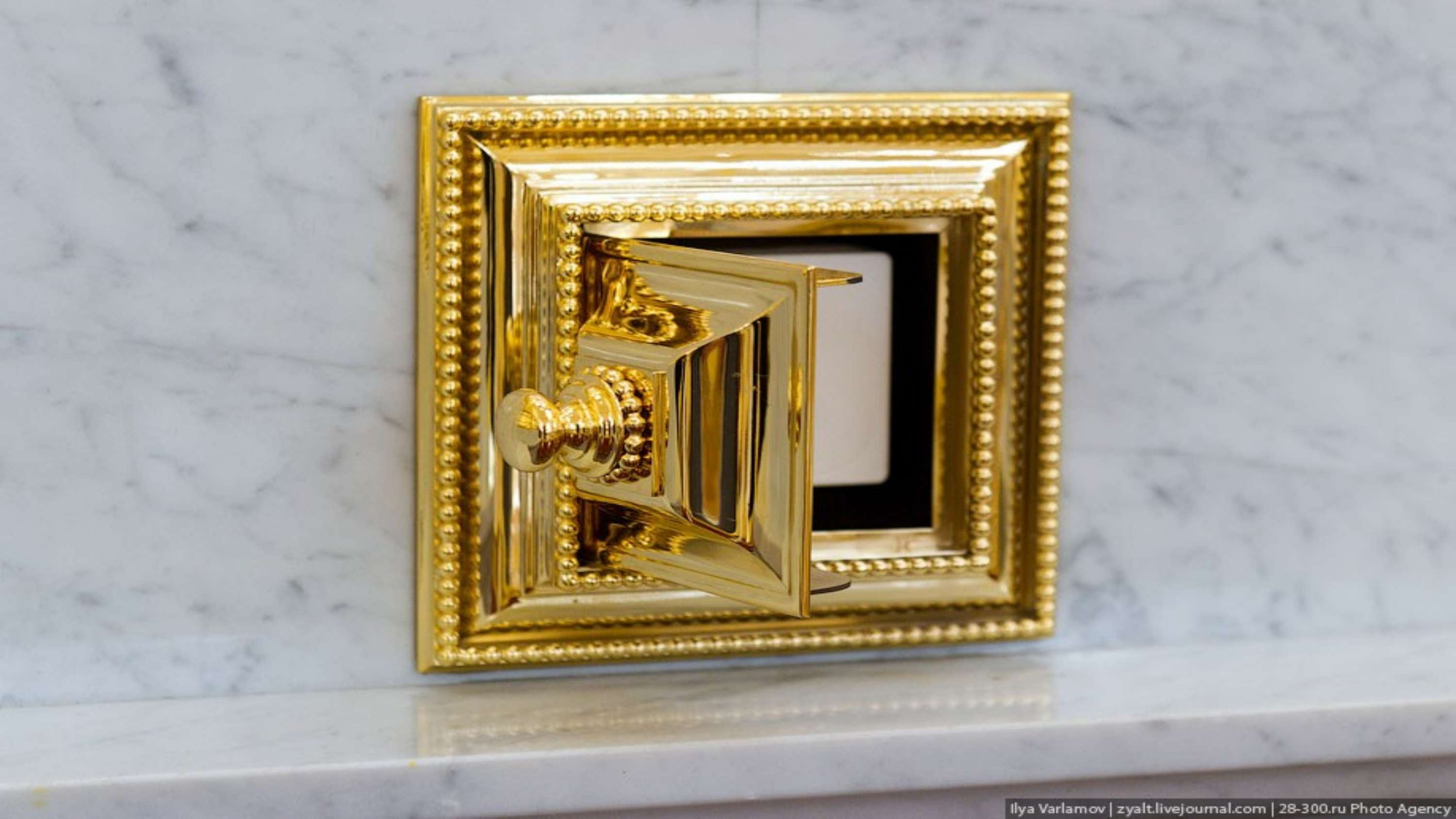 frame, building, grand, luxury, wall - building feature, creativity, no people, picture frame, ornate, design, built structure, gold colored, shape, wealth, HD Wallpaper