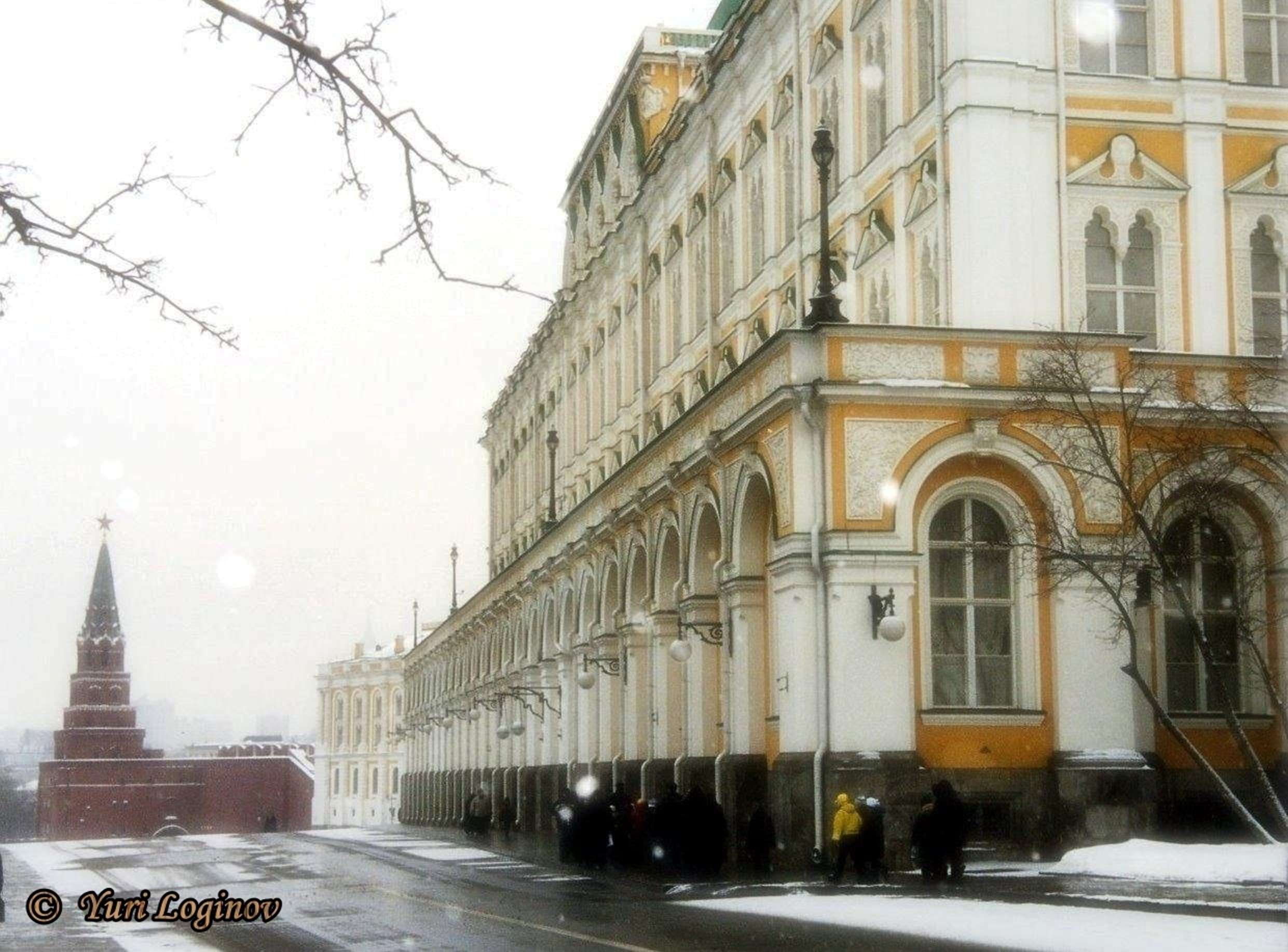 incidental people, building, tree, moscow kremlin, moskovskij kreml, sky, rossiya, history, nature, snowing, grand kremlin palace, day, built structure, HD Wallpaper