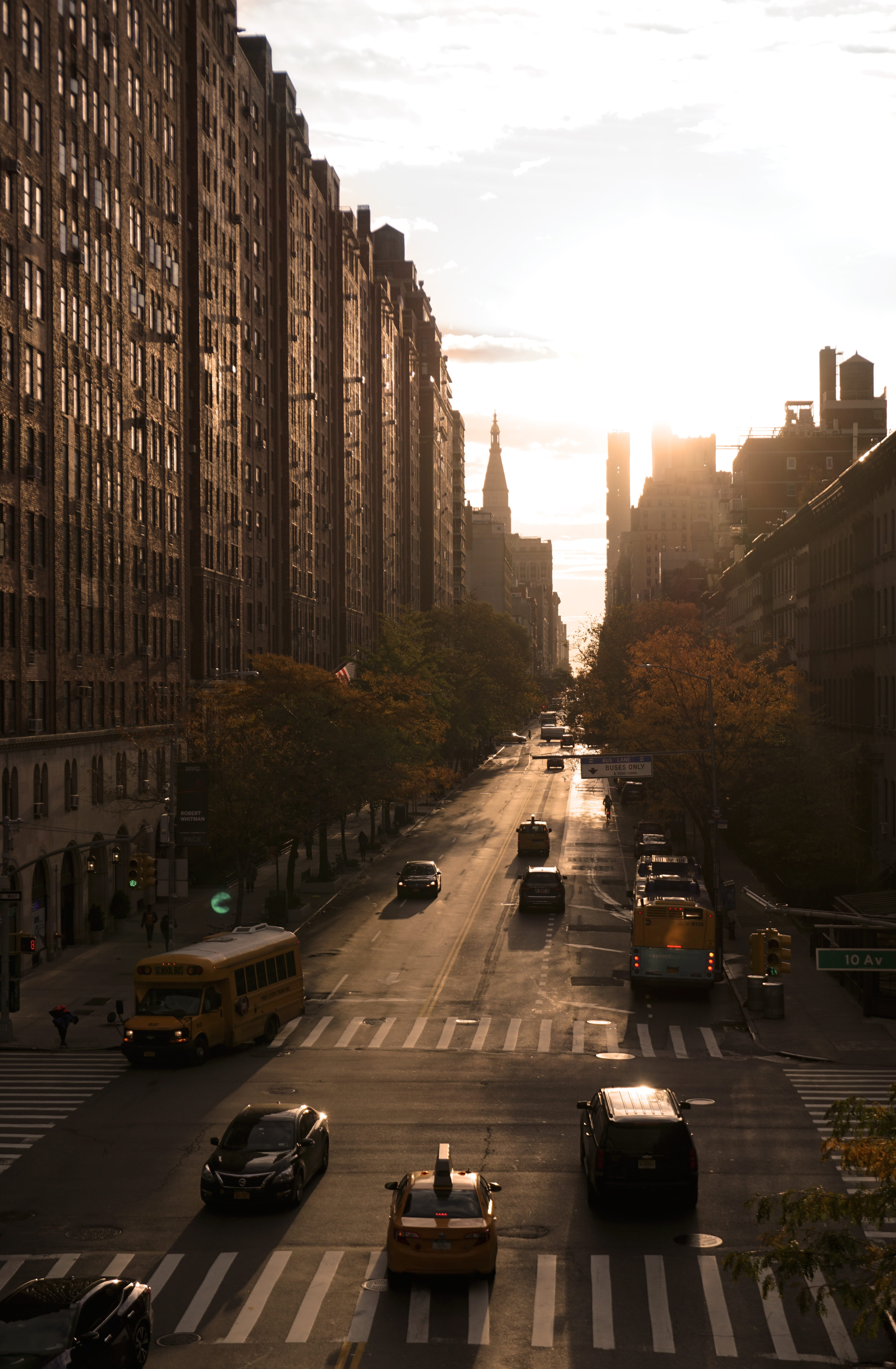 buildings, city, travel, no people, built structure, america, outdoors, vehicles, road, schoolbus, new york, sky, architecture, mode of transportation, Phone HD Wallpaper