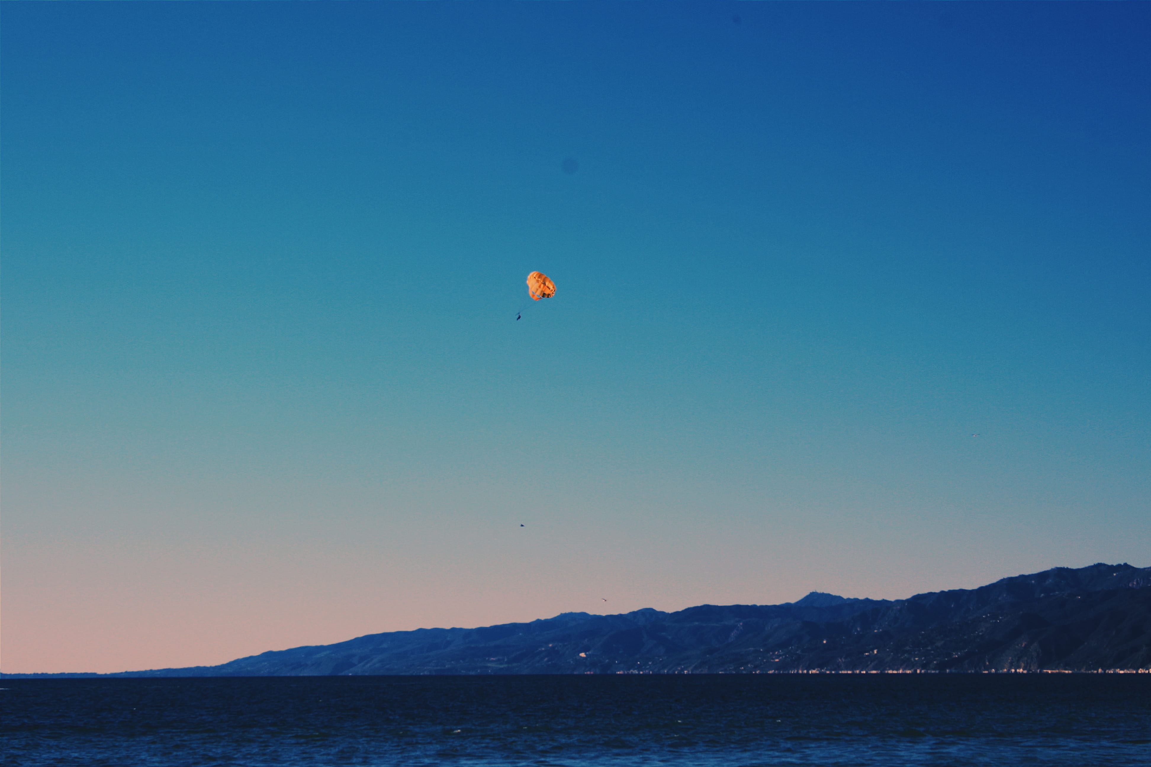 hue, yellow, parachute, water, blue, flying, scenics - nature, extreme sports, sunset, sport, nature, mountain range, copy space, paragliding, united states, HD Wallpaper