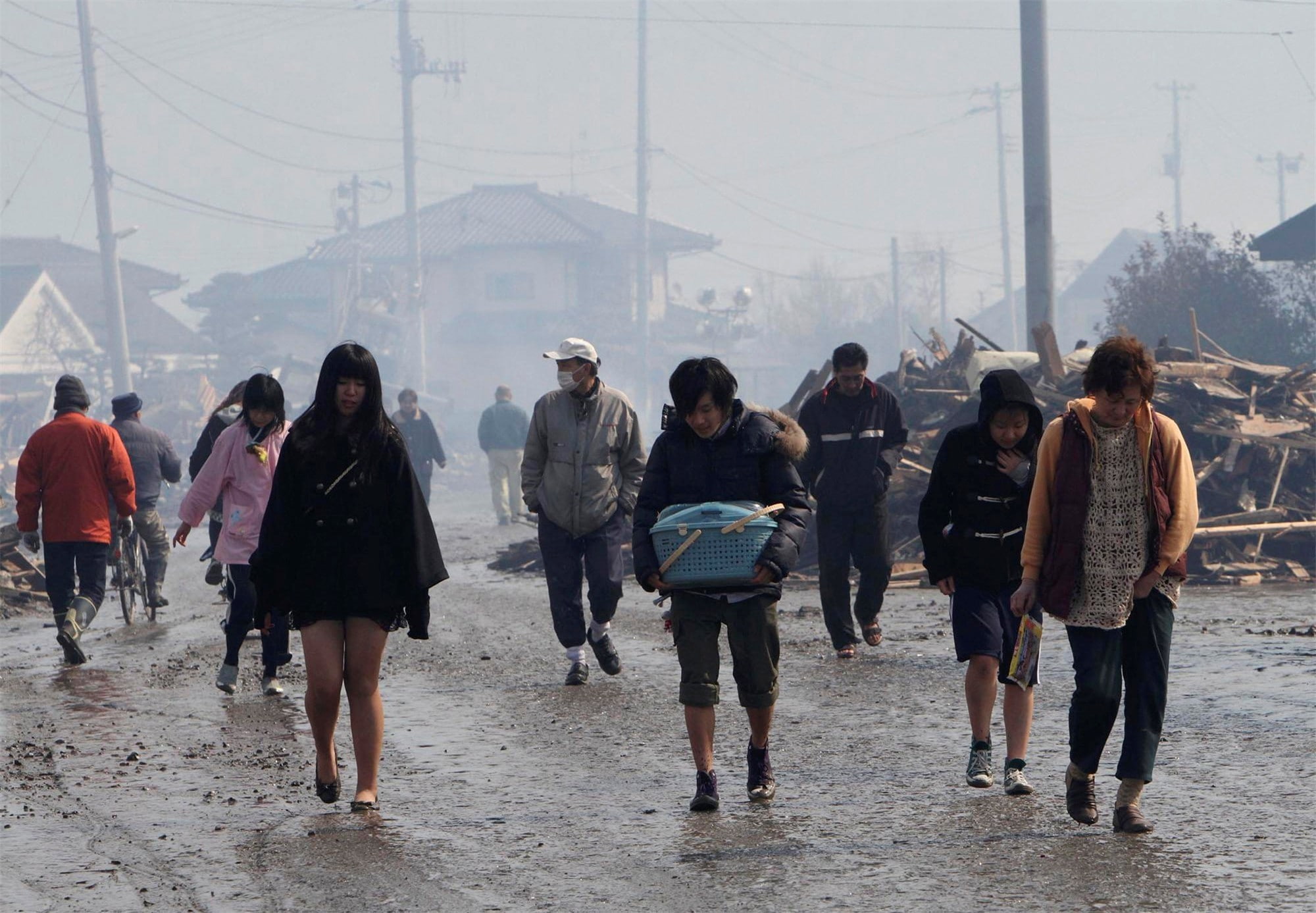 wet, 1080P, real people, group of people, rainy season, city, walking, earthquakes, building exterior, architecture, leisure activity, day, built structure, HD Wallpaper