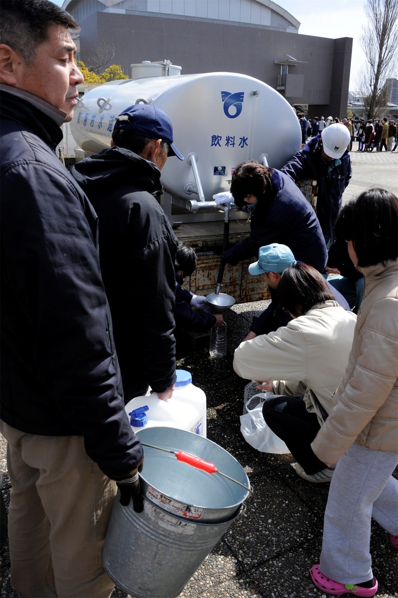 women, group of people, government, real people, container, young adult, crowd, people, earthquakes, protection, Japan, standing, responsibility, law, men, Phone HD Wallpaper