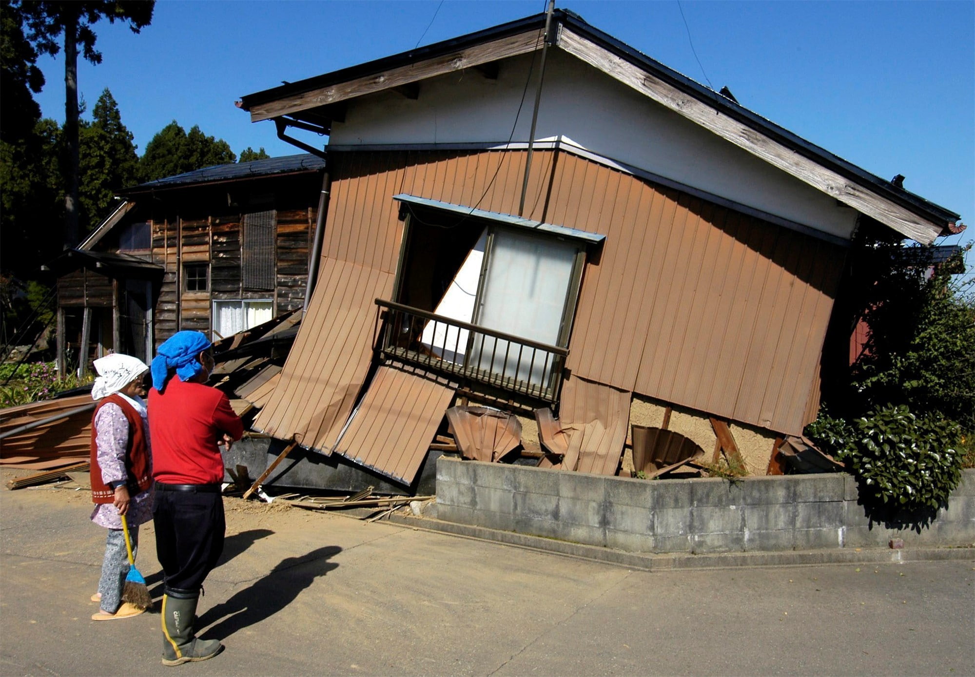 lifestyles, Japan, leisure activity, building, nature, men, hat, full length, sunlight, rear view, real people, architecture, earthquakes, clothing, building exterior, HD Wallpaper