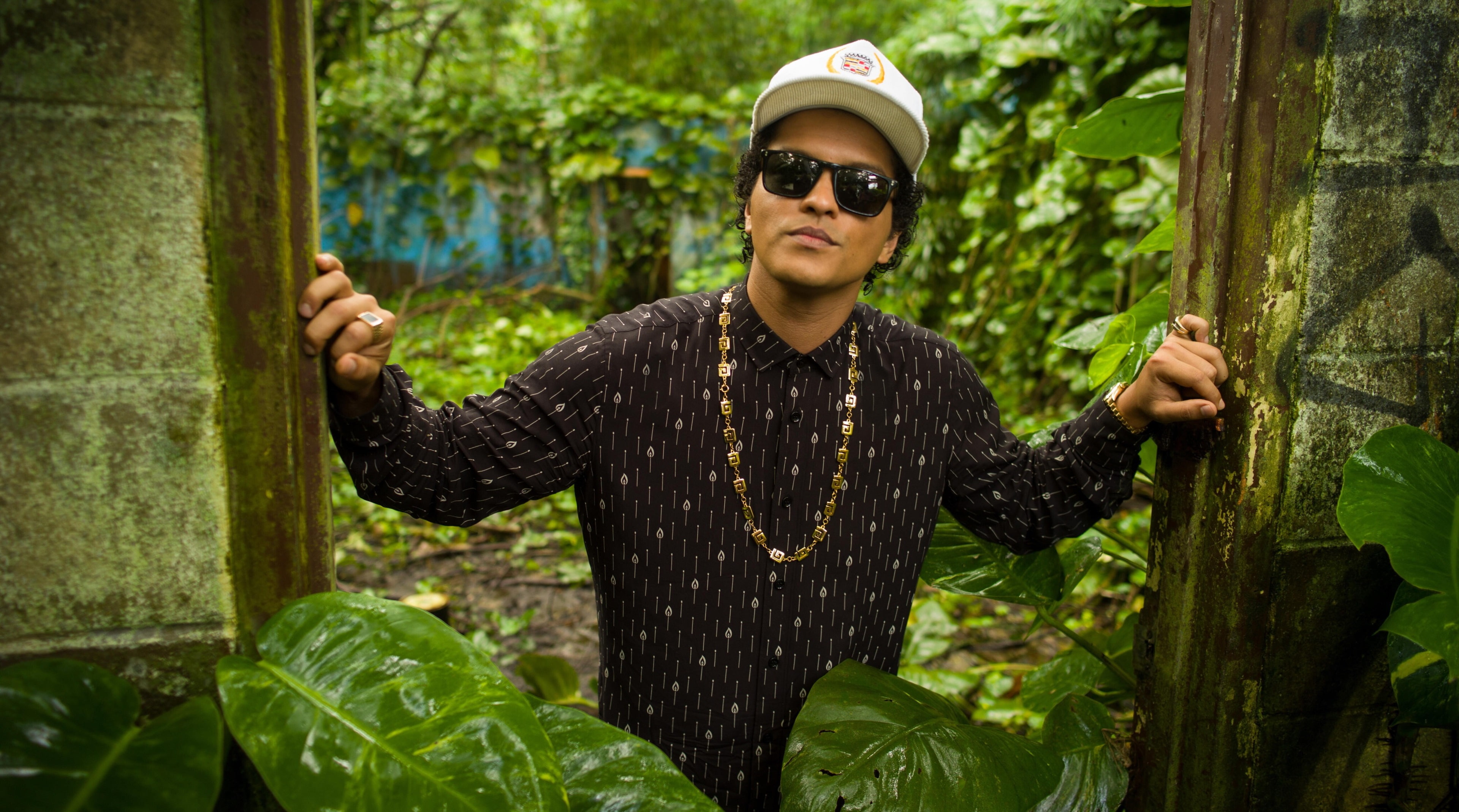 plant, day, green color, portrait, outdoors, standing, fashion, young adult, nature, waist up, sunglasses, front view, bruno mars 4k background hd, one person, HD Wallpaper