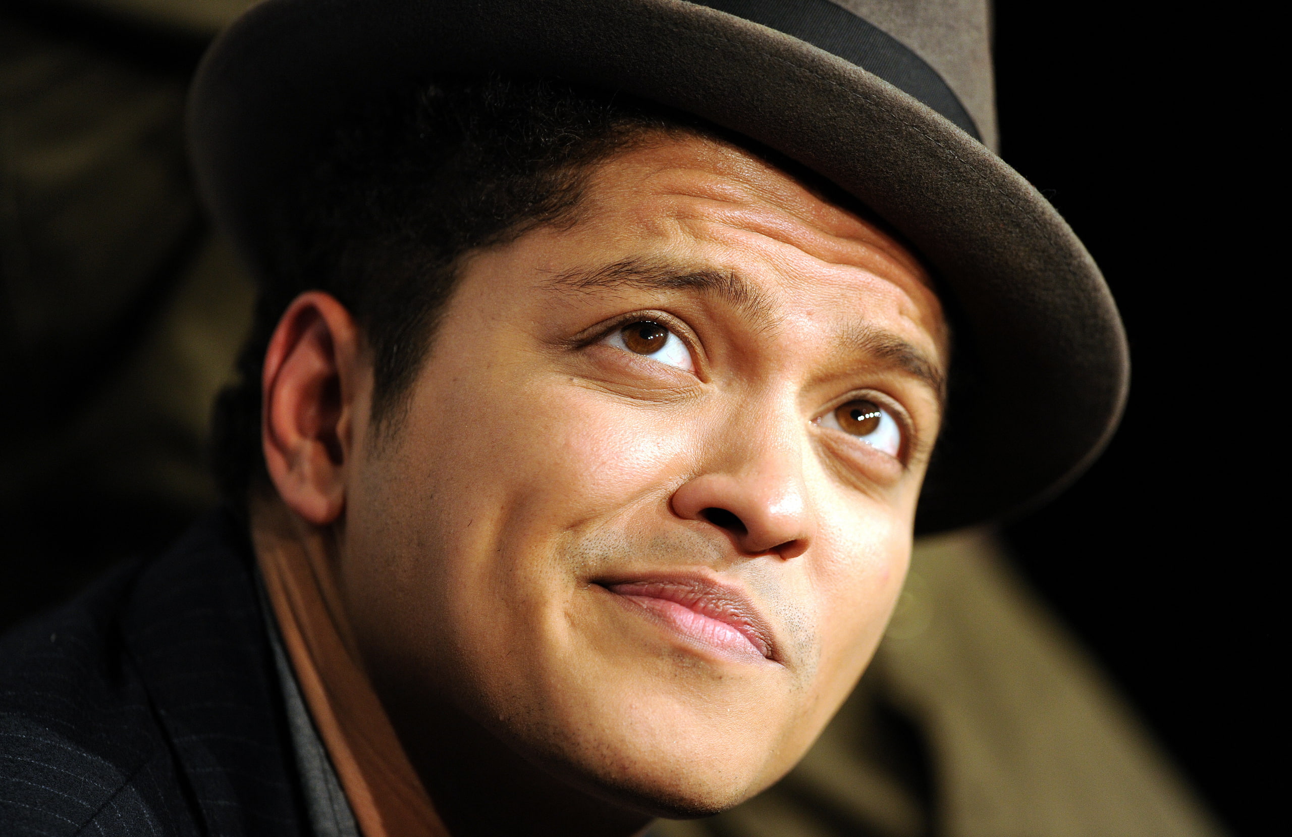 one person, human face, men, young men, headshot, young adult, smiling, front view, bruno, mars, human body part, body part, adult, Bruno Mars, hat, indoors, HD Wallpaper
