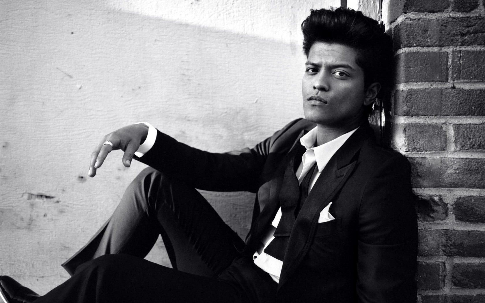 formalwear, men, wall, menswear, young men, businessman, wall - building feature, contemplation, portrait, looking, well-dressed, brick, 720P, suit, looking away, HD Wallpaper