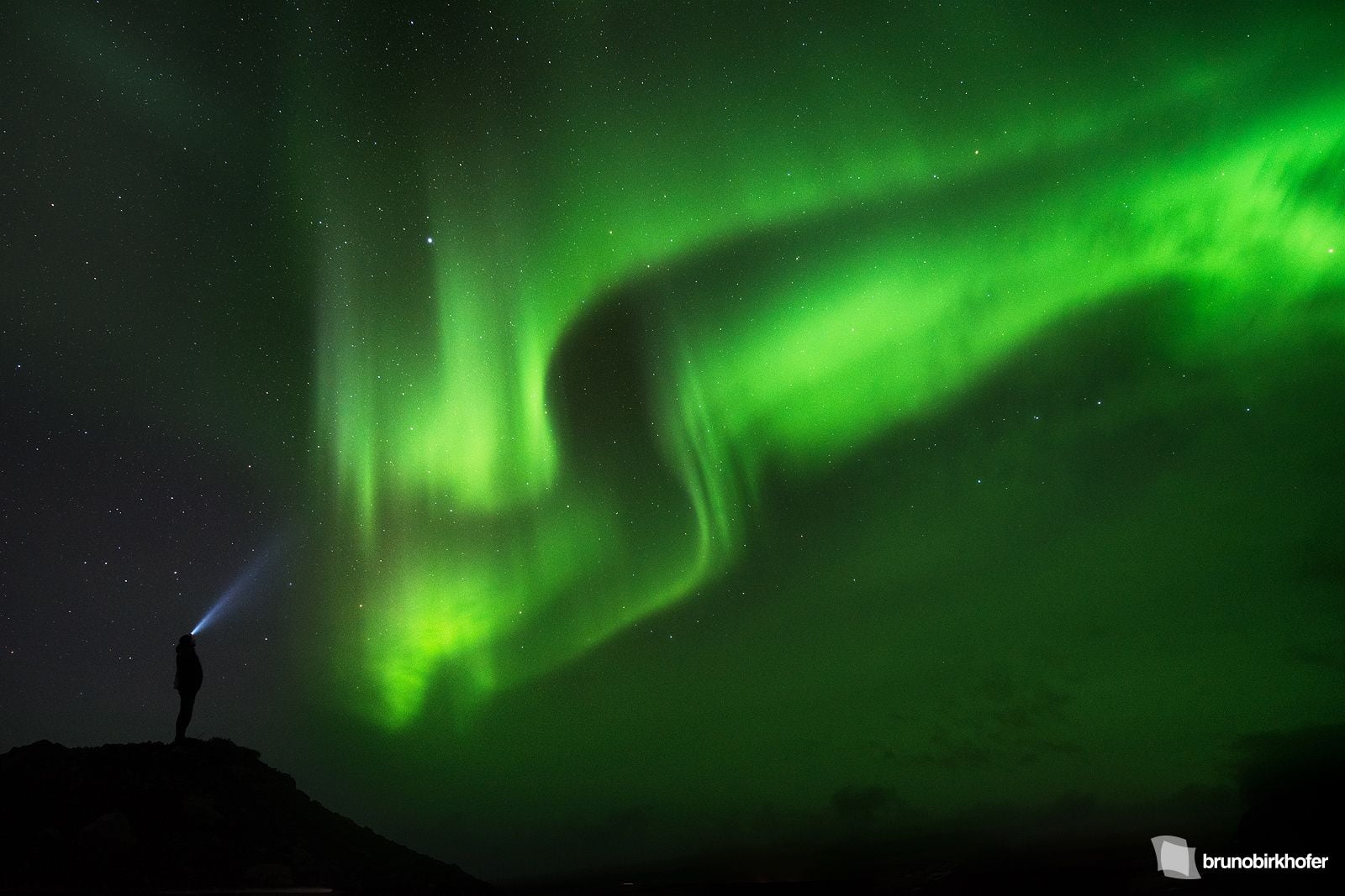 720P, men, silhouette, flashlight, sky, Bruno Birkhofer, night, stars, green, aurorae, HD Wallpaper