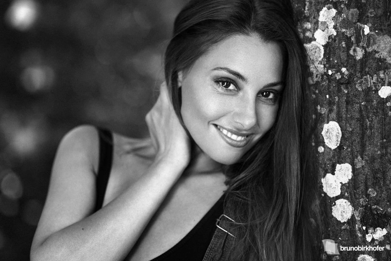 looking at viewer, smiling, tree bark, straight hair, women, portrait, Bruno Birkhofer, long hair, monochrome, 720P, HD Wallpaper