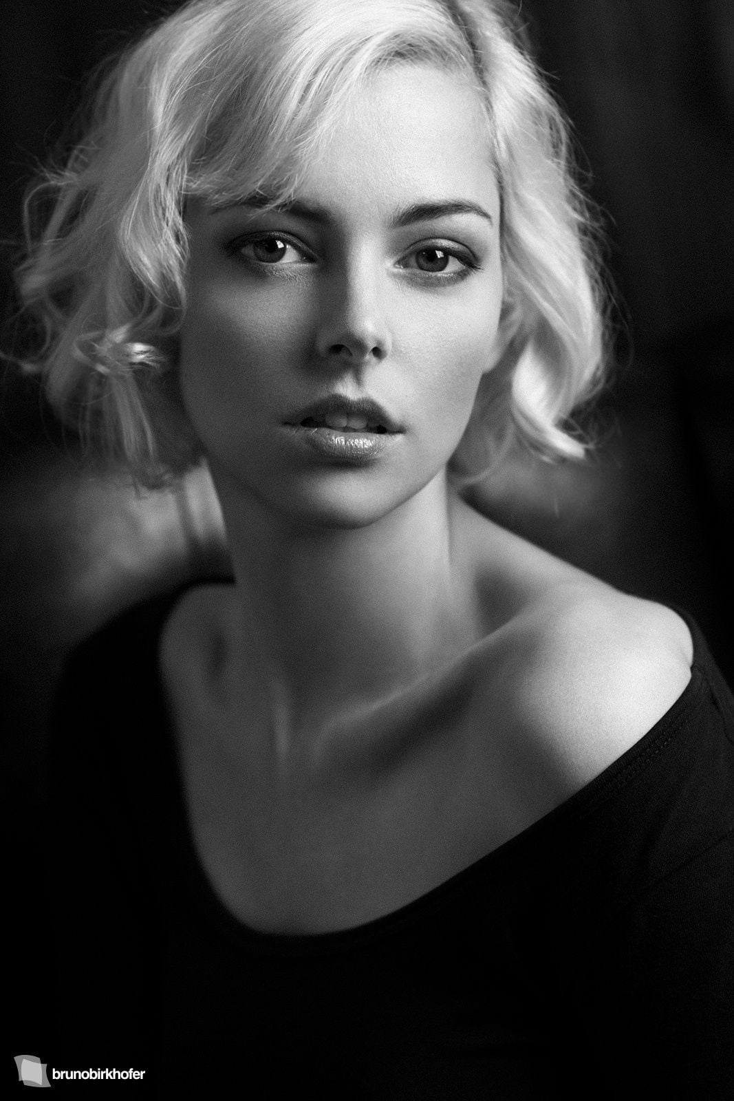 Bruno Birkhofer, bare shoulders, looking at viewer, monochrome, women, 720P, portrait, short hair, wavy hair, Phone HD Wallpaper