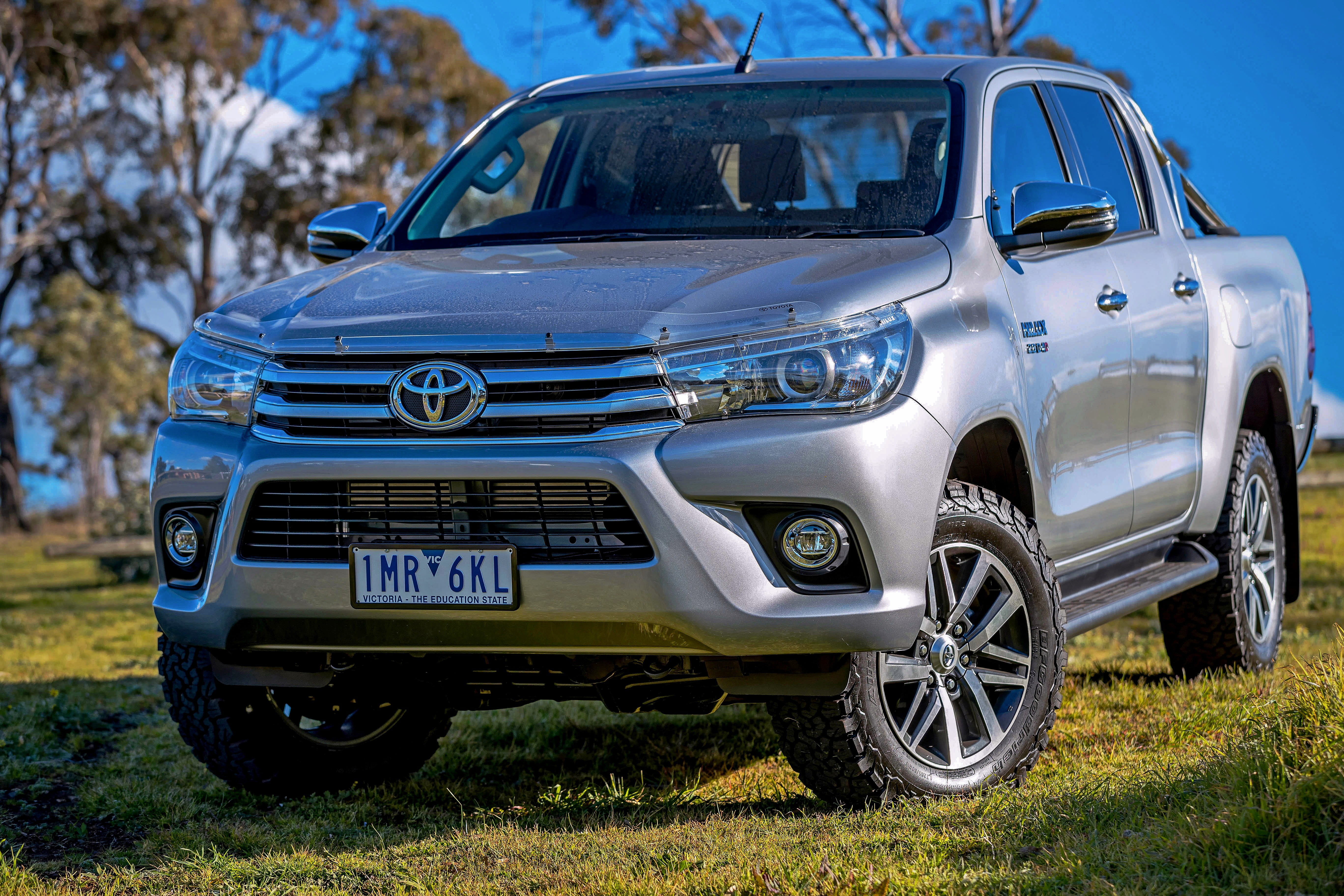 field, 5K, transportation, day, grass, vintage car, silver colored, luxury, bundoora, metal, motor vehicle, outdoors, river red gum ave, toyota, plant, HD Wallpaper