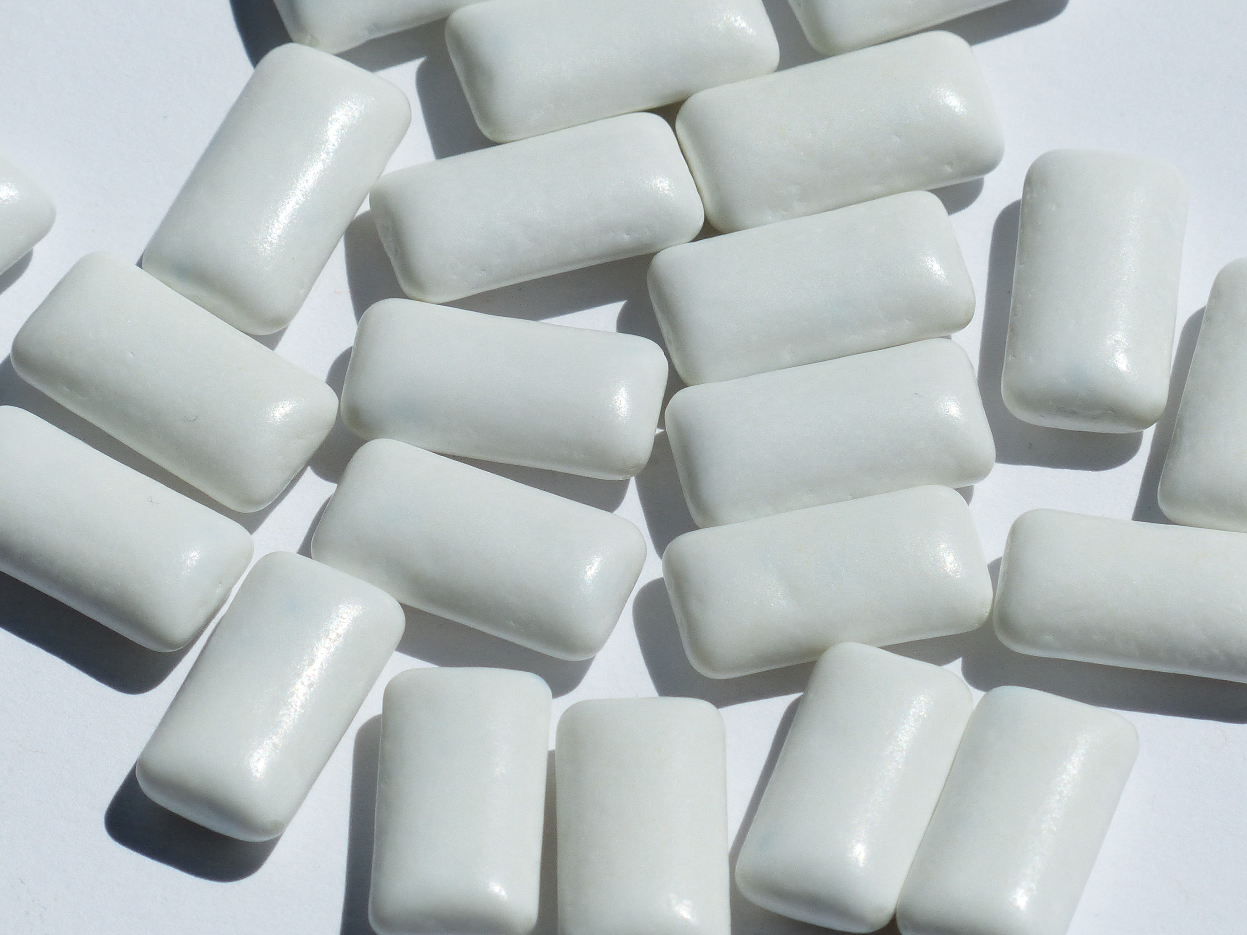 no people, pill, pile, close-up, coated, healthcare and medicine, in a row, white color, pattern, white, food and drink, still life, capsule, dose, medicine, HD Wallpaper