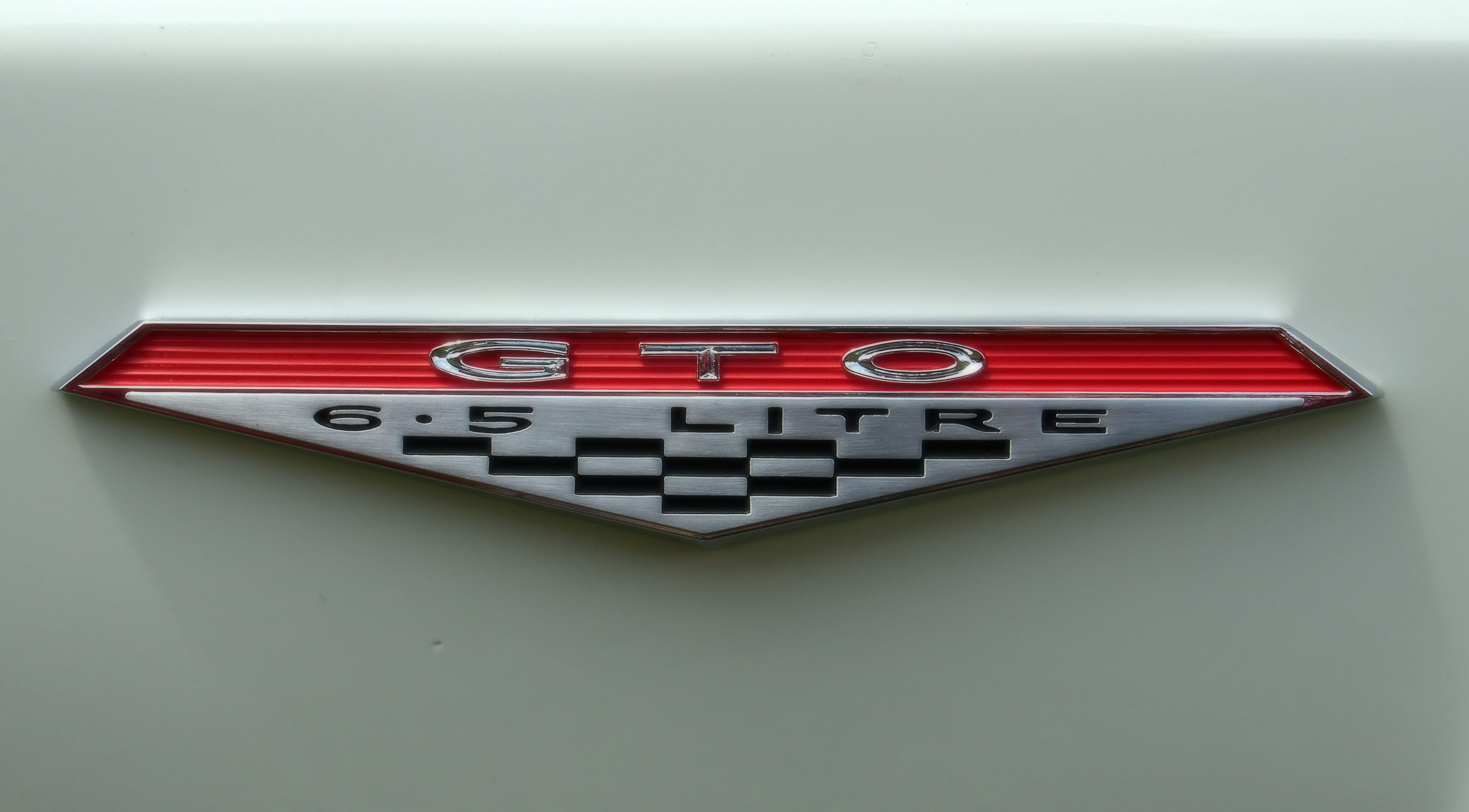 red, emblem, electricity, transportation, luxury, logo, gray, coupe, vehicle, symbol, trident, communication, automobile, copy space, badge, arrow, technology, HD Wallpaper