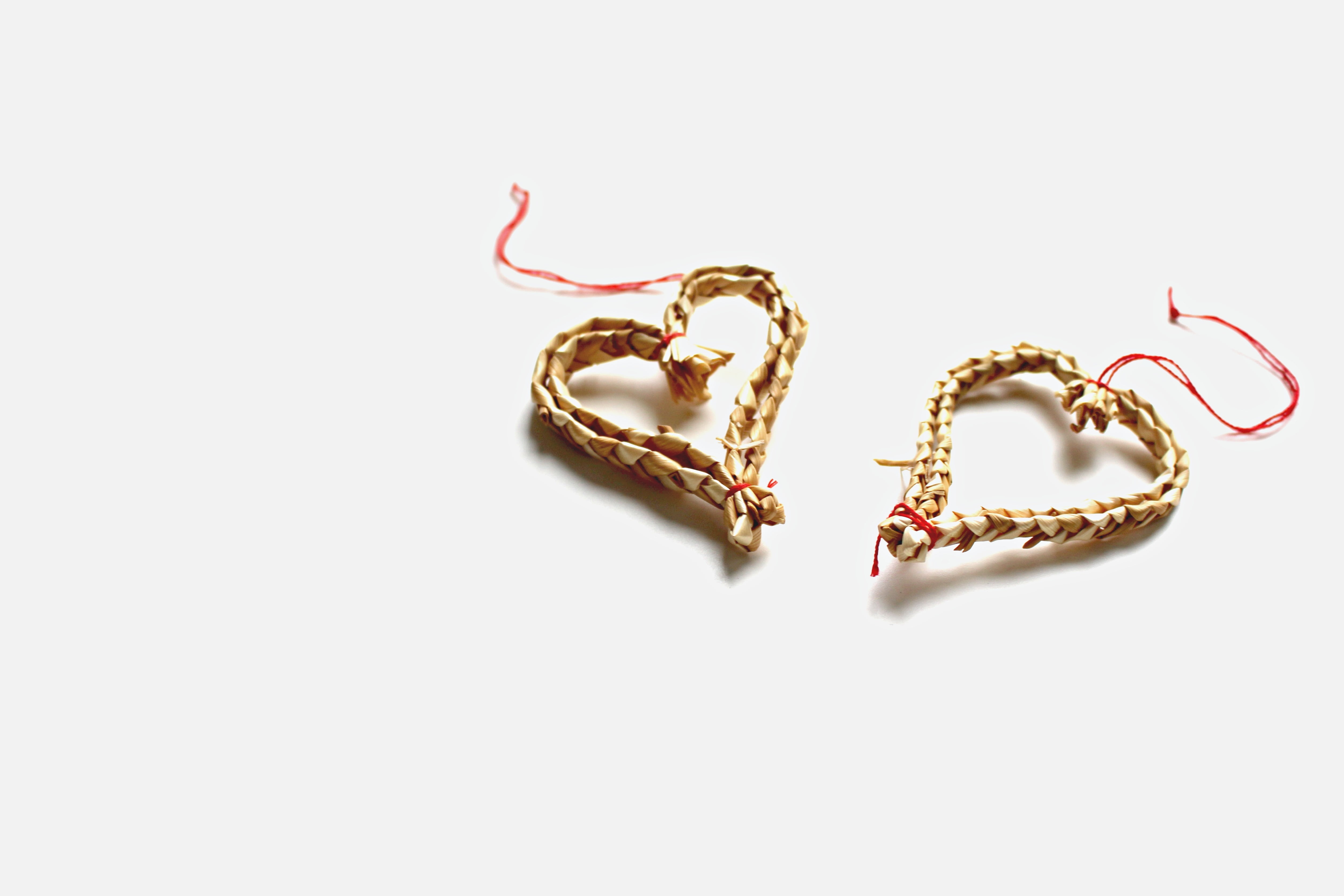 straw, brown, two, gold chain, lovers, dollar sign, marriage, emotion, romance, decoration, by heart, pair, love, deco, close-up, symbol, bride and groom, HD Wallpaper