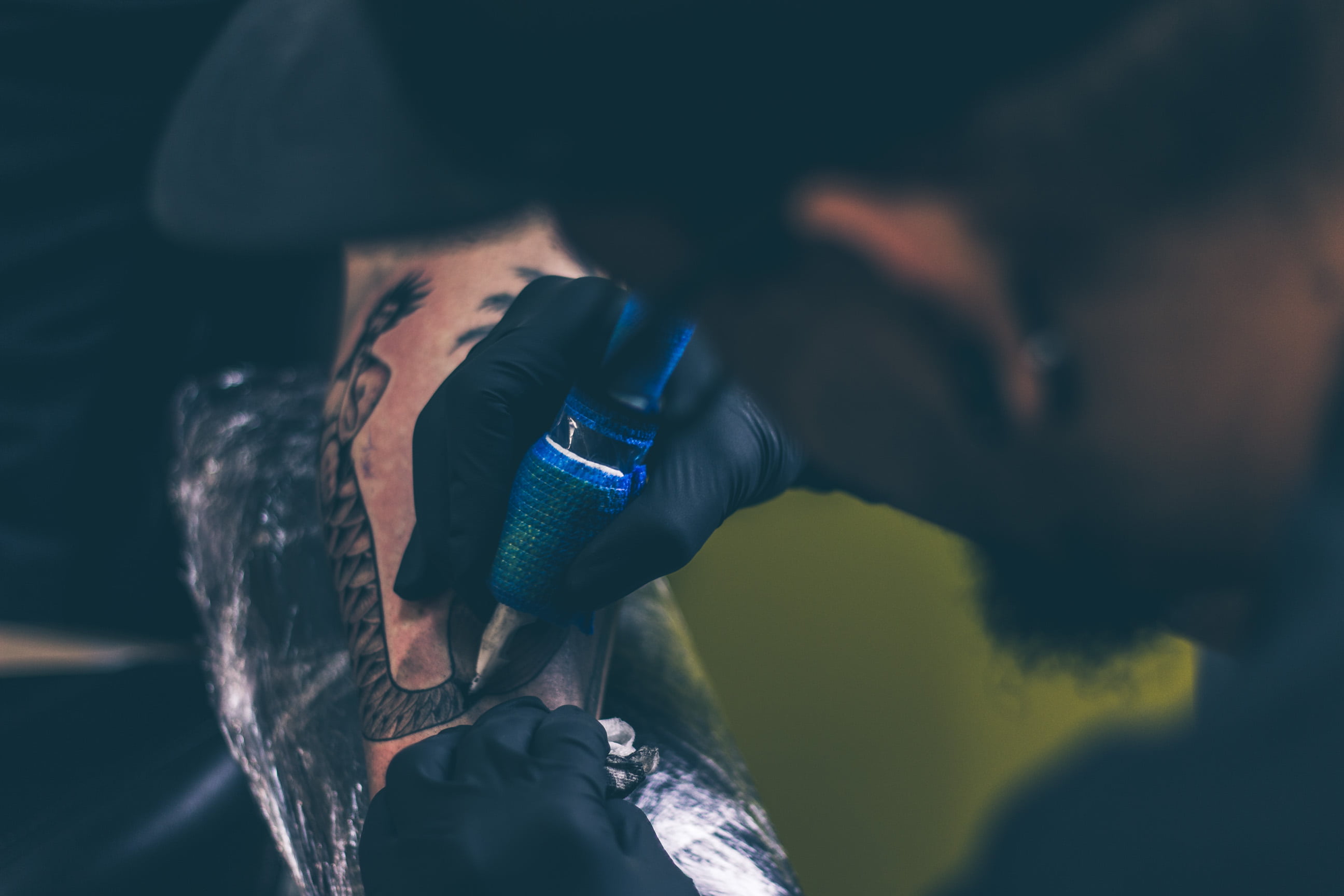 adult, close-up, men, water, tattoo, tattoos, photography themes, nature, dark, blur, 2K, working, hand, artist, performance, focus, holding, sea, technology, HD Wallpaper