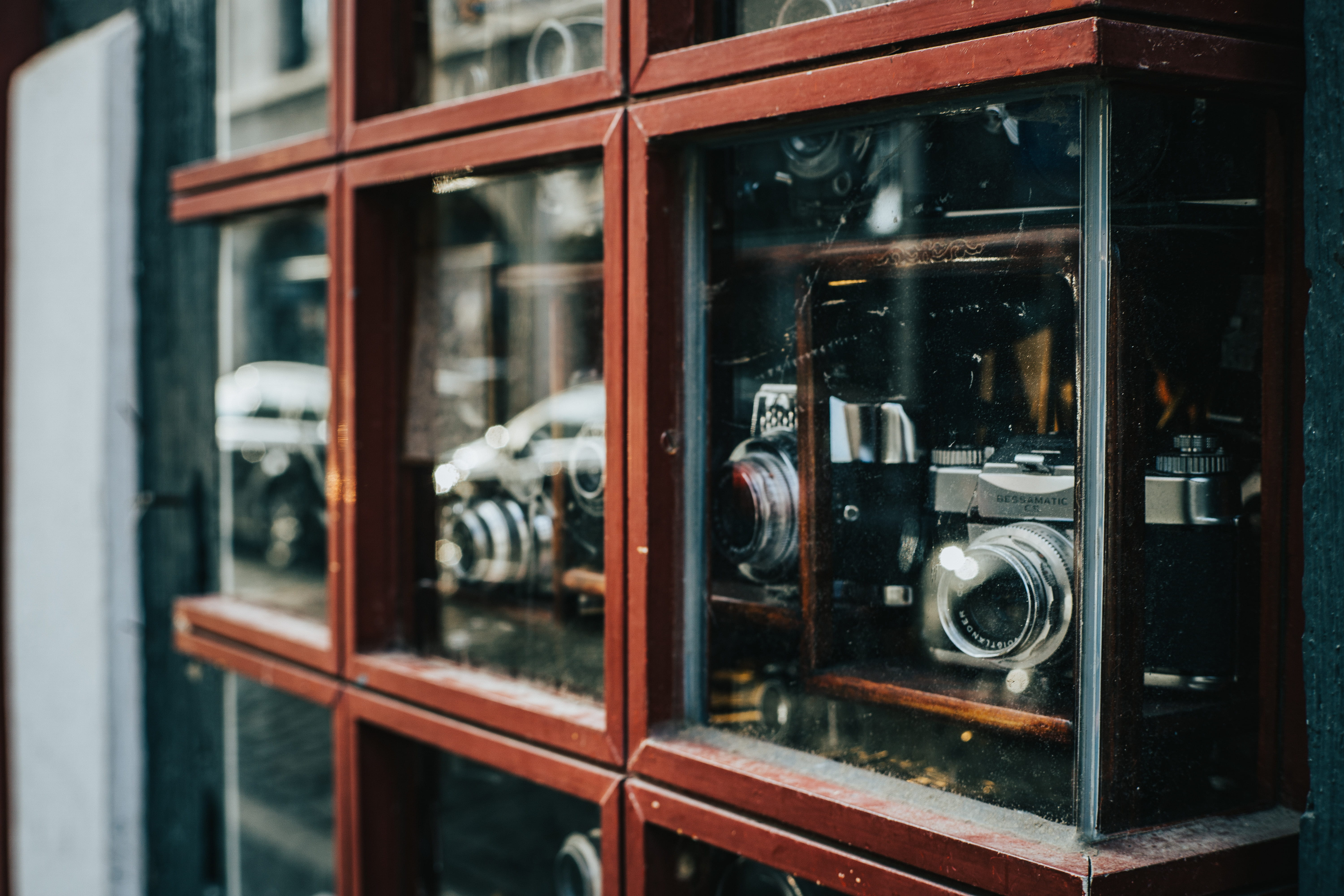 indoors, transportation, displayed, retro, camera - photographic equipment, assorted, shelf, window, photography themes, day, architecture, display, vehicle, HD Wallpaper