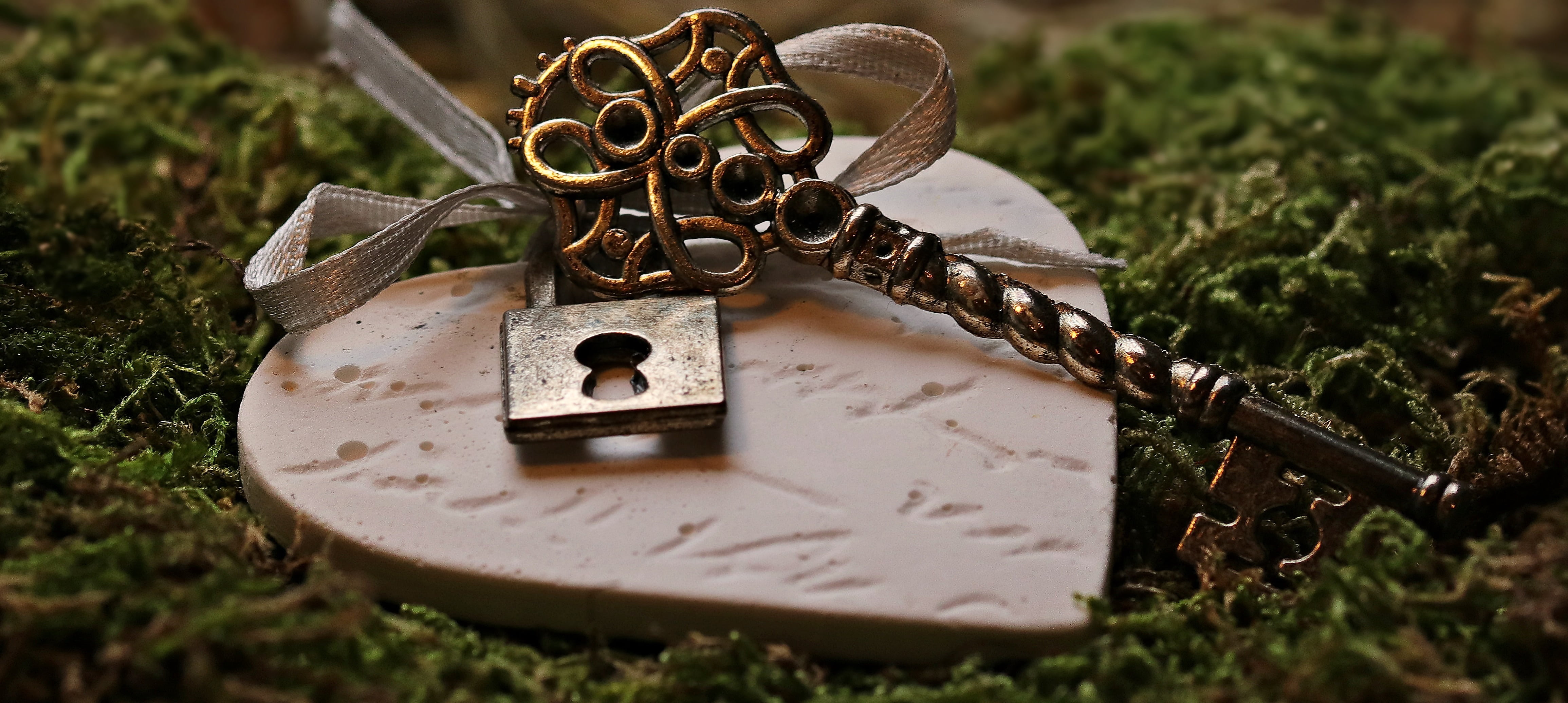 friendship, day, valentines day, wood, history, rusty, outdoors, symbol, the past, sunlight, metal, heart, togetherness, obsolete, feelings, connection, HD Wallpaper