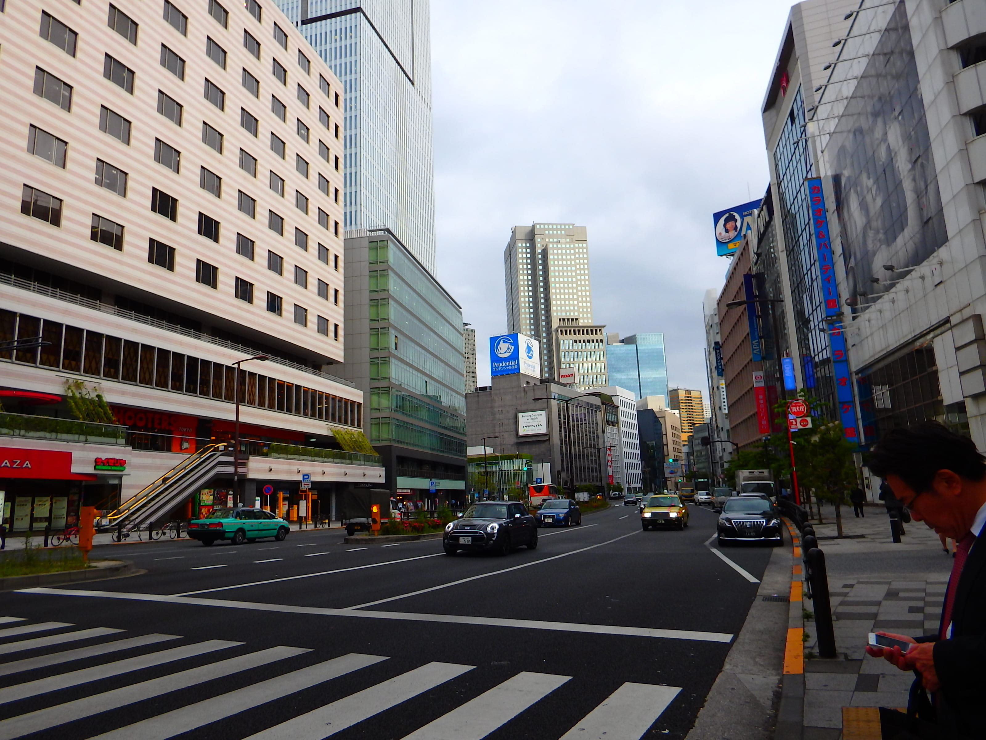 built structure, building, mode of transportation, big city, buildings, tall - high, office building exterior, city life, sign, sky, road marking, road, HD Wallpaper