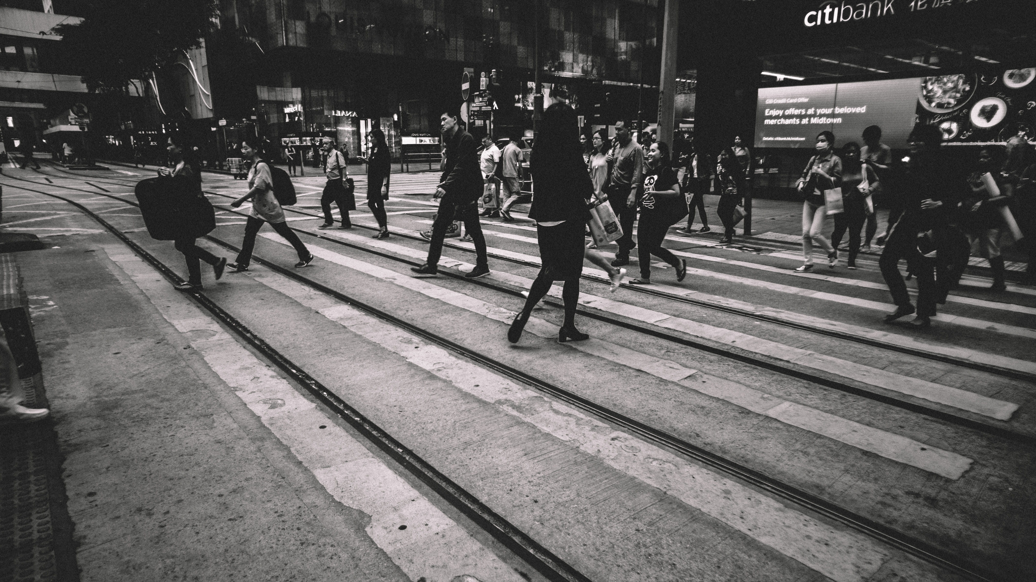 random, 4K, real people, city life, black and white, day, transportation, buildings, city, track, large group of people, group of people, mono, lifestyles, HD Wallpaper