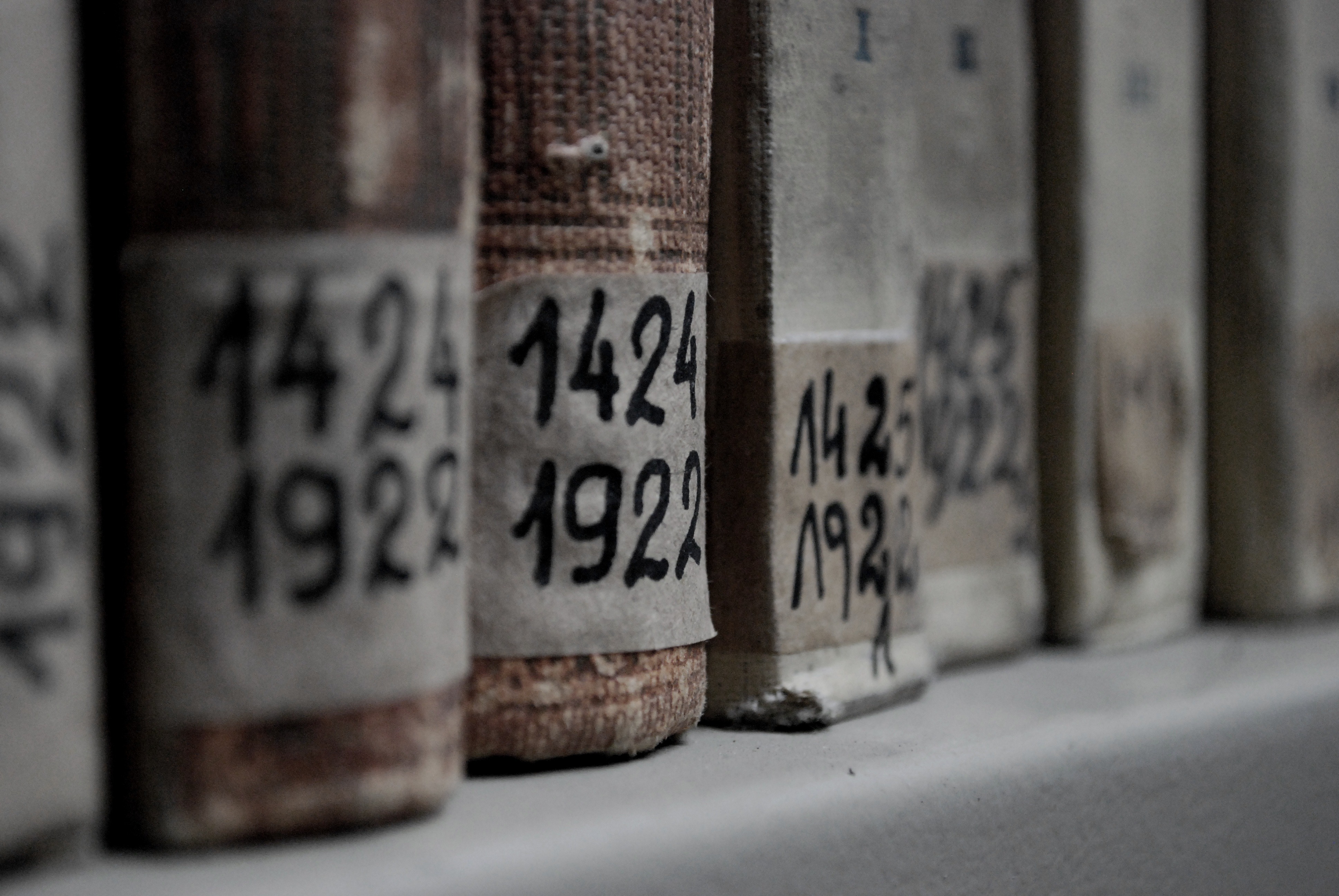 focus, knowledge, brown, sign, information, no people, text, library, selective focus, dust, indoors, day, western script, 4K, close-up, focus on foreground, HD Wallpaper