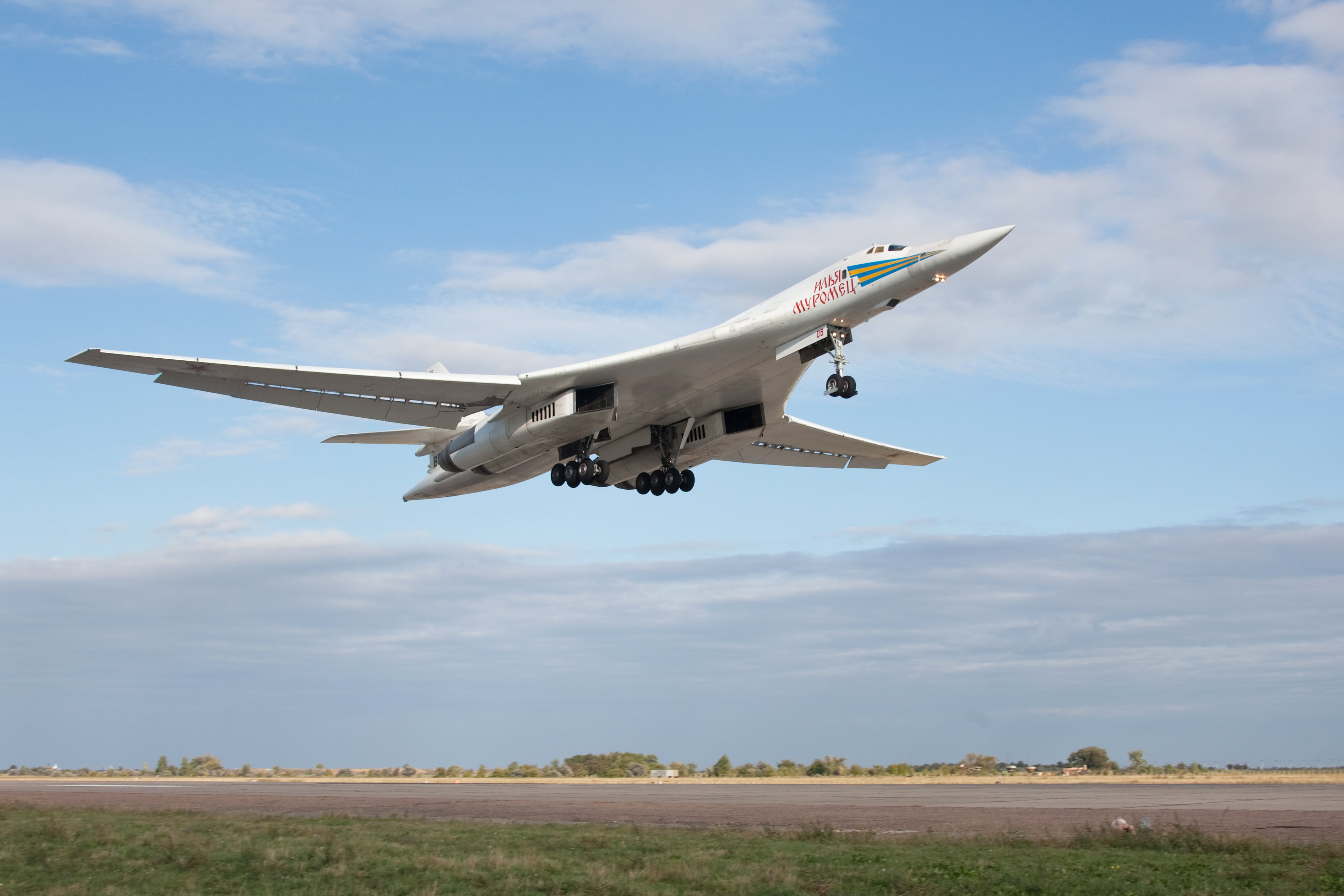 bomber bomber, the sky, air Vehicle, air, motion, flying, technology, 4K, tourism, airport, landing - Touching Down, strategic, passenger, travel, nature, HD Wallpaper