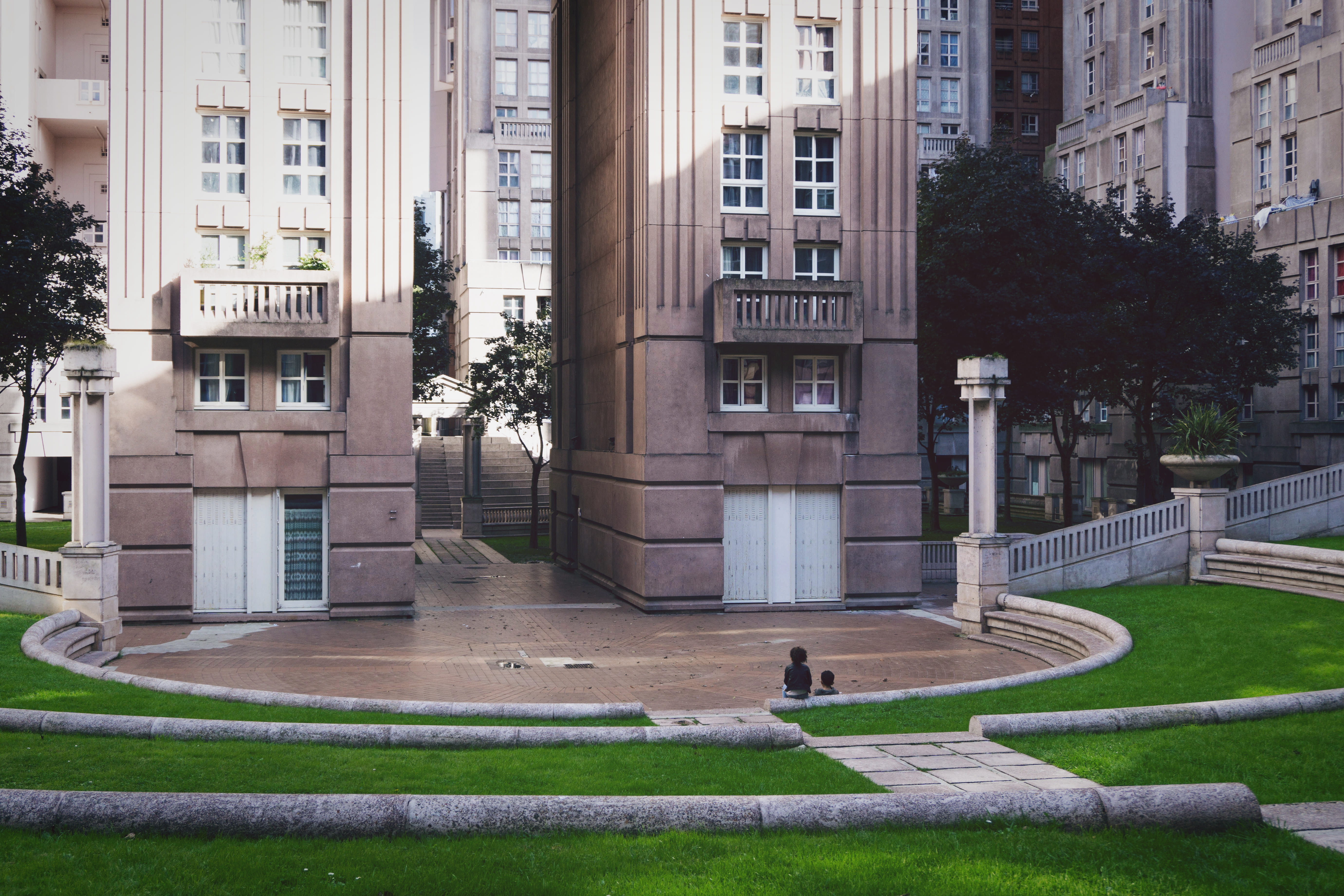 abraxas, photo, built structure, noisylegrand, kid, no people, city, modernism, ricardobofill, grass, 5K, architectural column, street, window, france, HD Wallpaper
