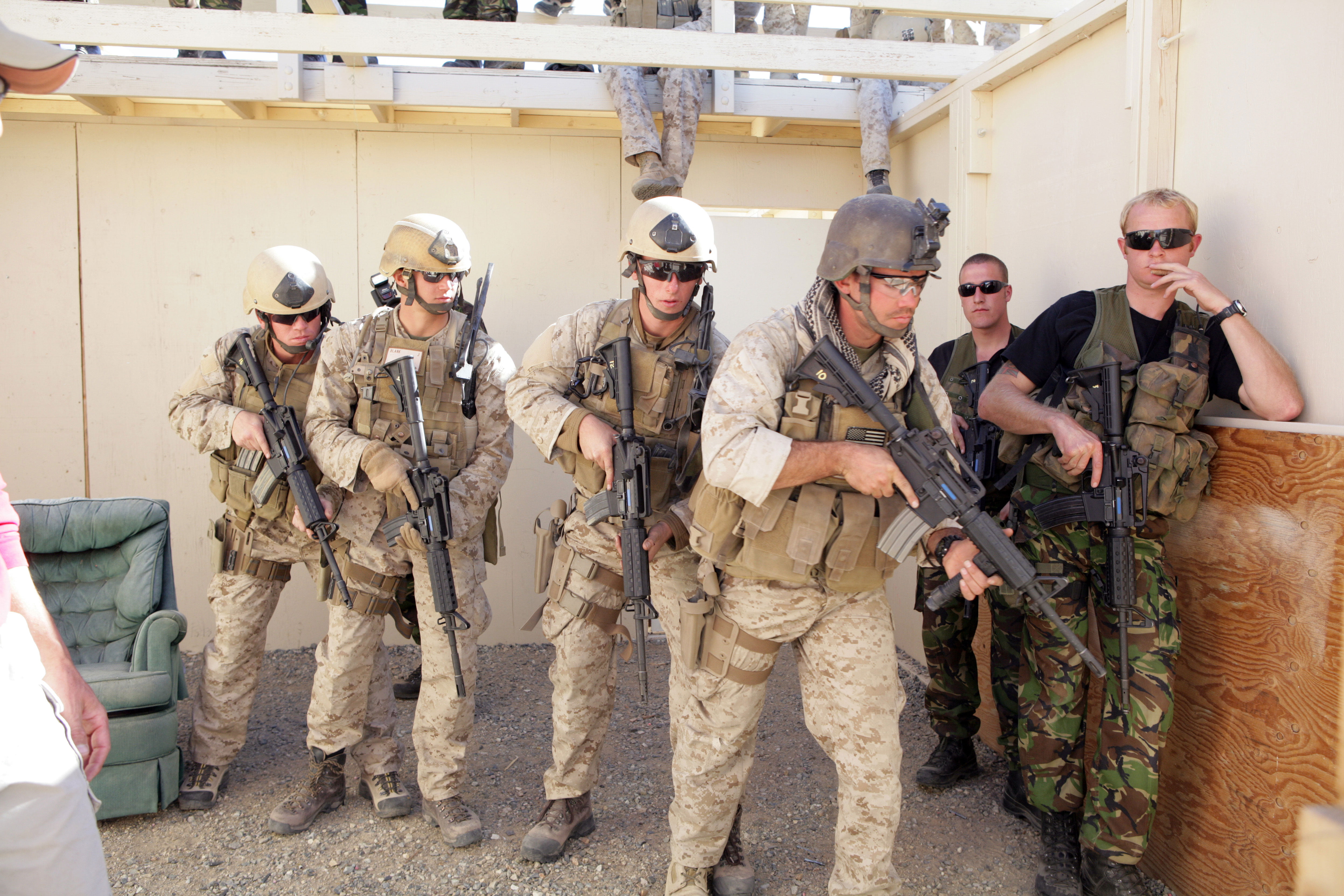 protection, marines, architecture, people, battle, day, front view, men, headwear, standing, commando, gun, uniform, armed forces, War and Army, coworker, HD Wallpaper