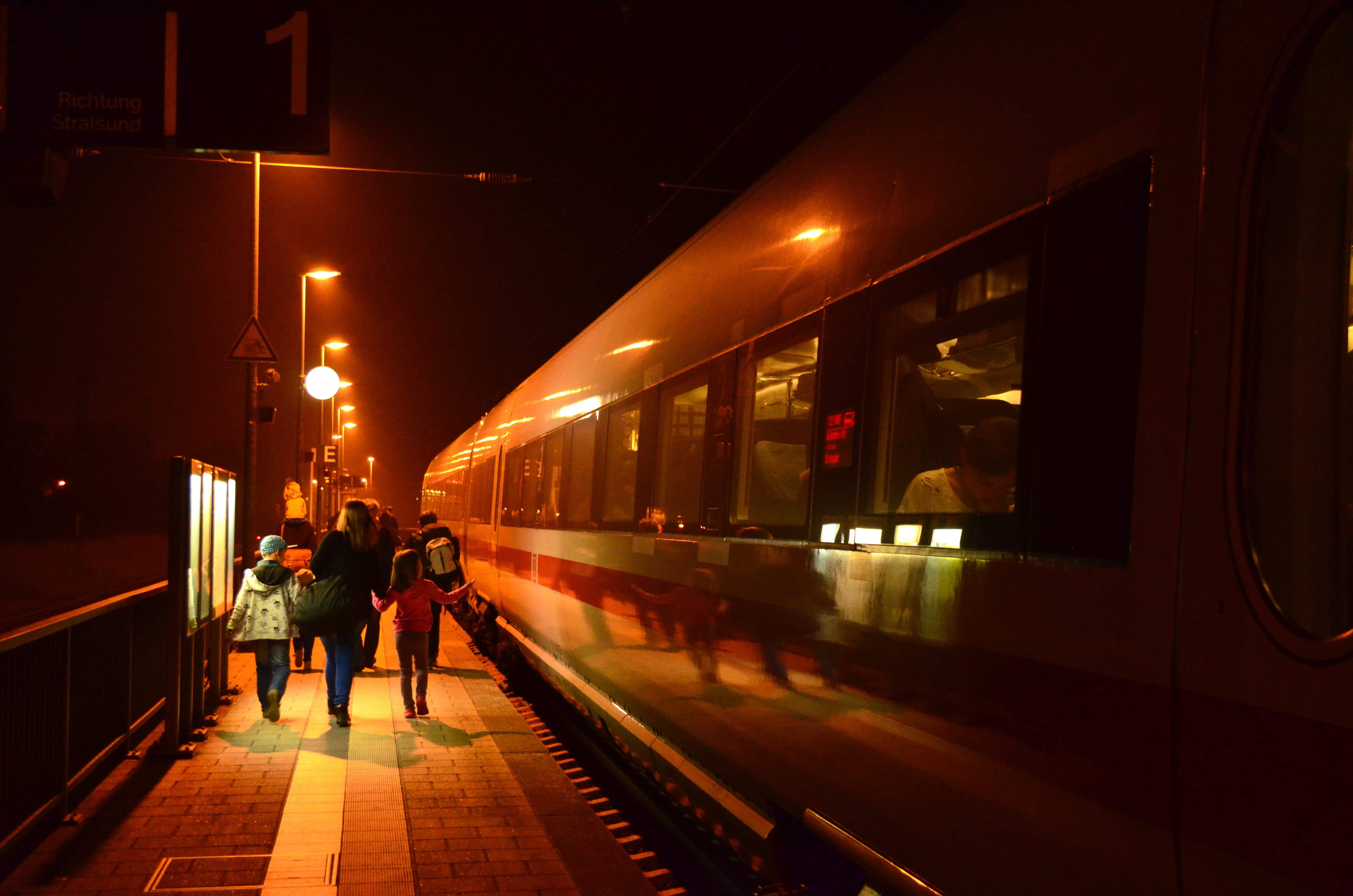 walking, men, outdoors, platform, group of people, Lights, lifestyles, city, women, late, city life, mode of transportation, real people, nightlife, street, HD Wallpaper