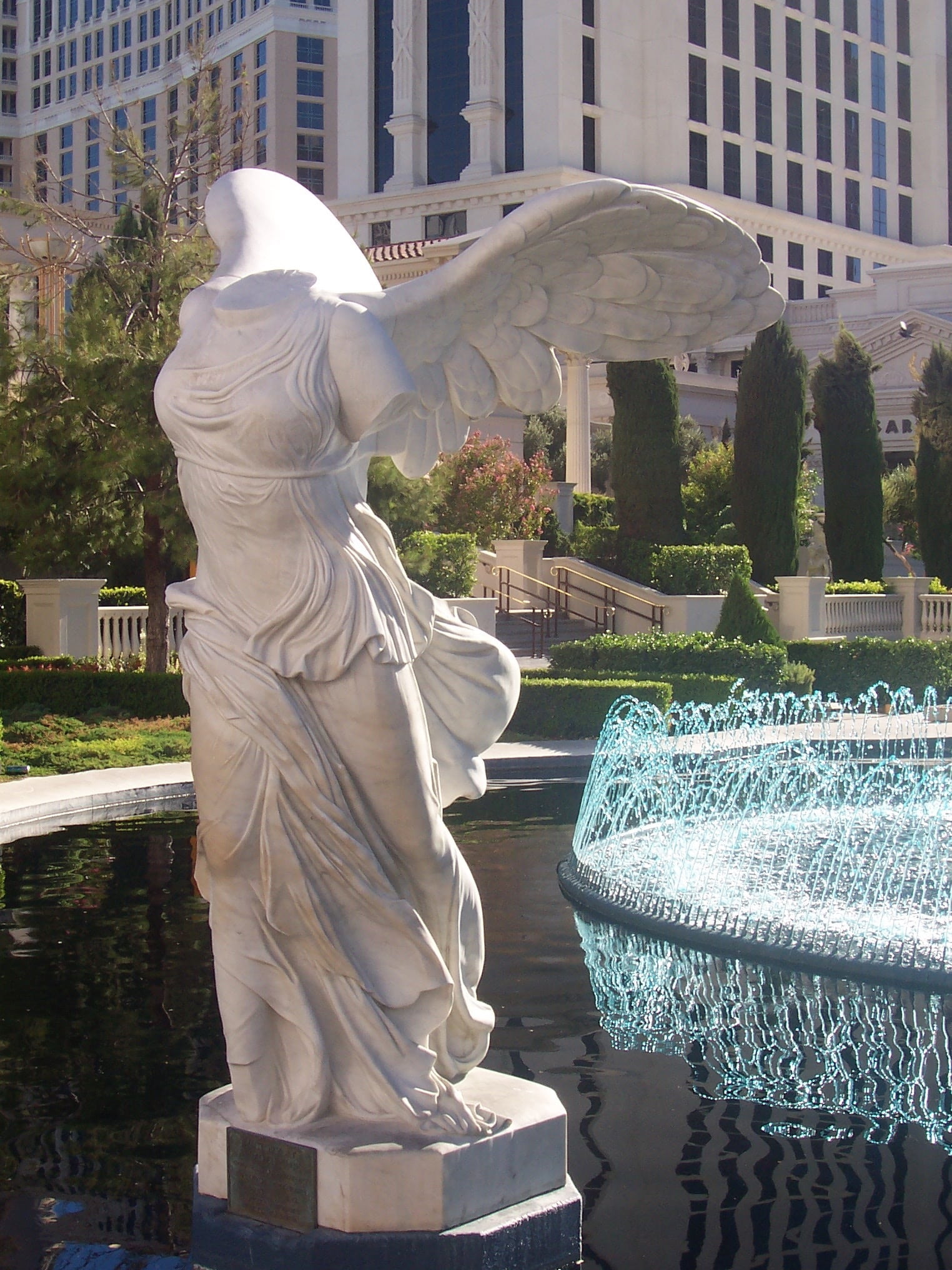 outdoors, male likeness, female likeness, architecture, statue, creativity, victory, fountain, ornate, building, spraying, 1080P, building exterior, goddess, Phone HD Wallpaper