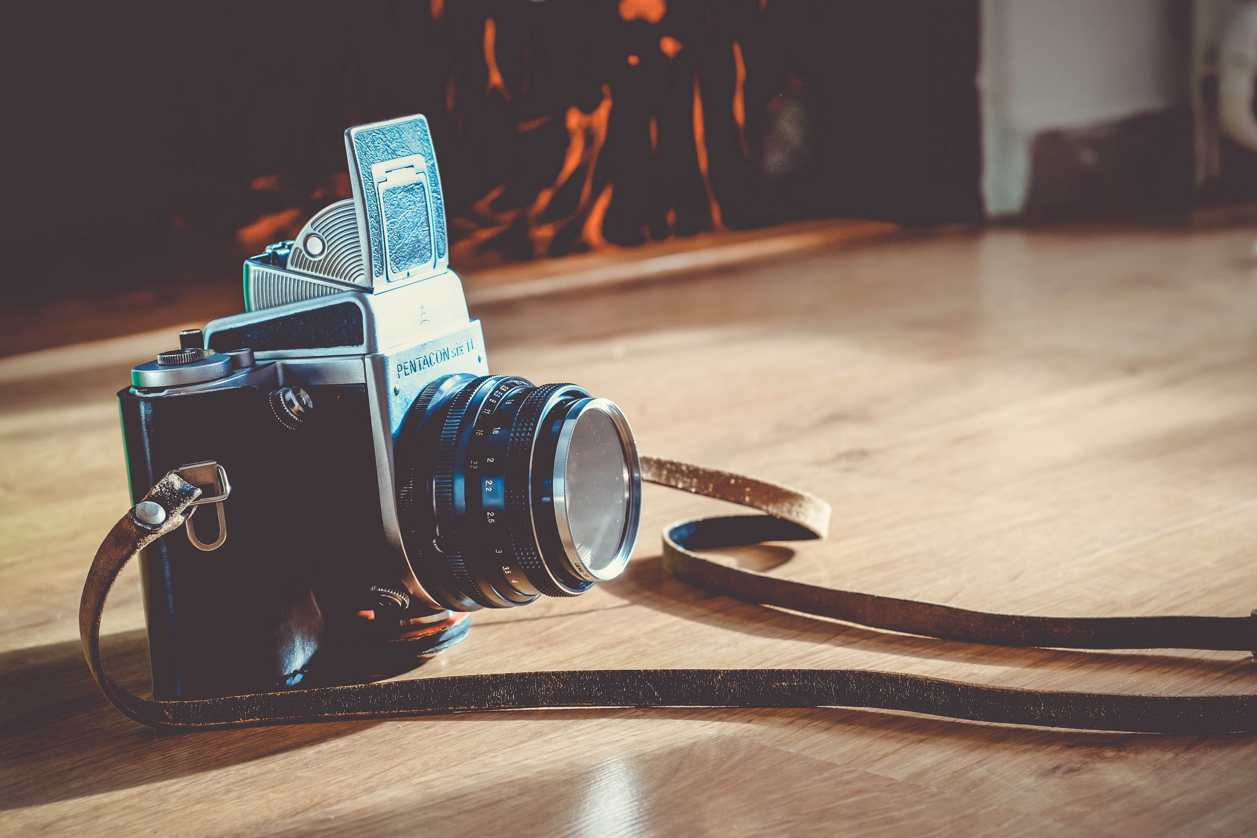 security, table, old camera, Retro, photographic equipment, old-fashioned, optical, wood - material, camera - photographic equipment, medium format, sun, HD Wallpaper