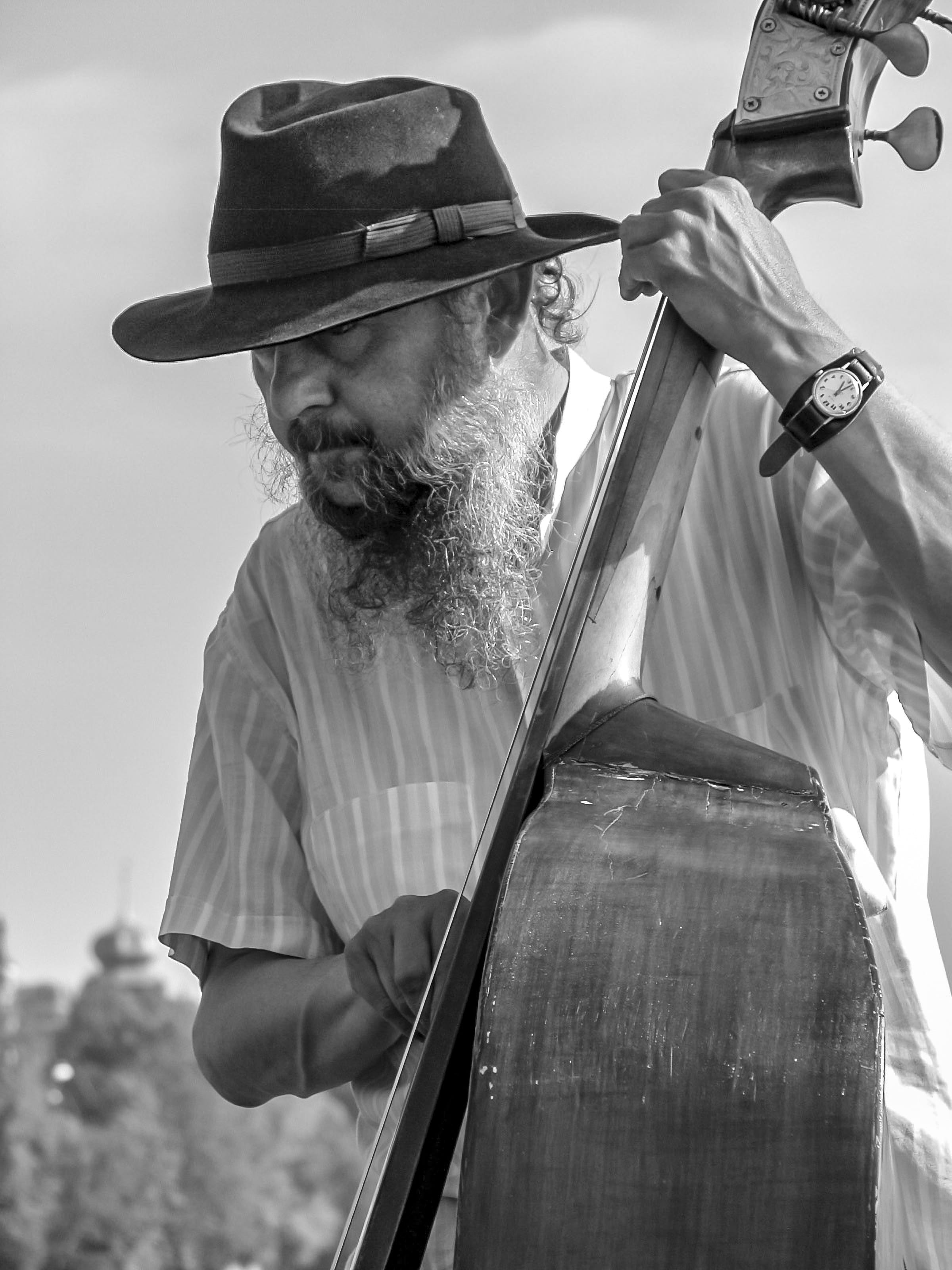 clothing, outdoors, mustache, 2004, mature adult, mature men, one person, black and white, beard, playing, hat, real people, males, instrument, prague, Phone HD Wallpaper