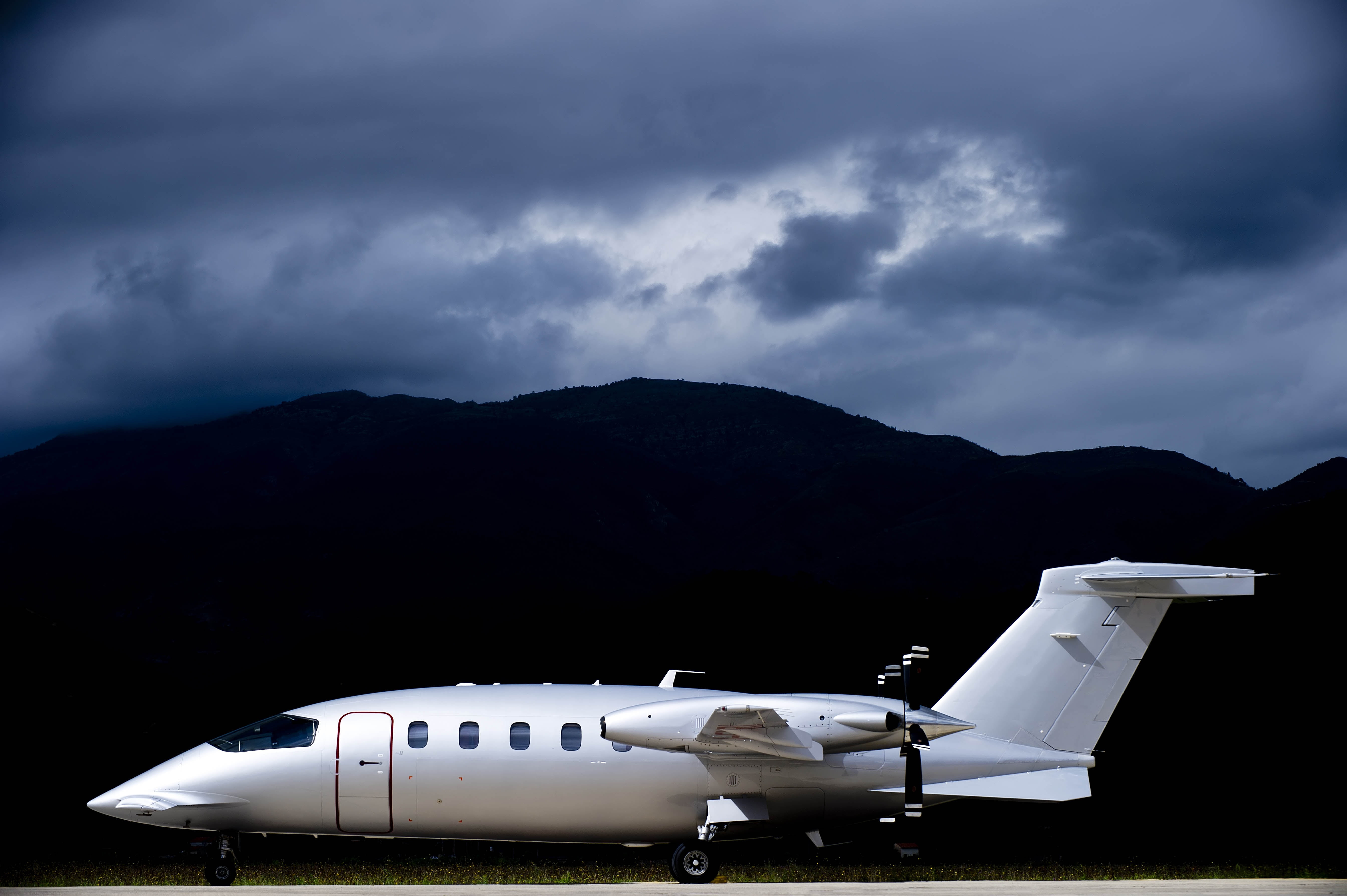 mountains, Avanti, Piaggio, 5K, the plane, clouds, Airport, P-180, grass, HD Wallpaper
