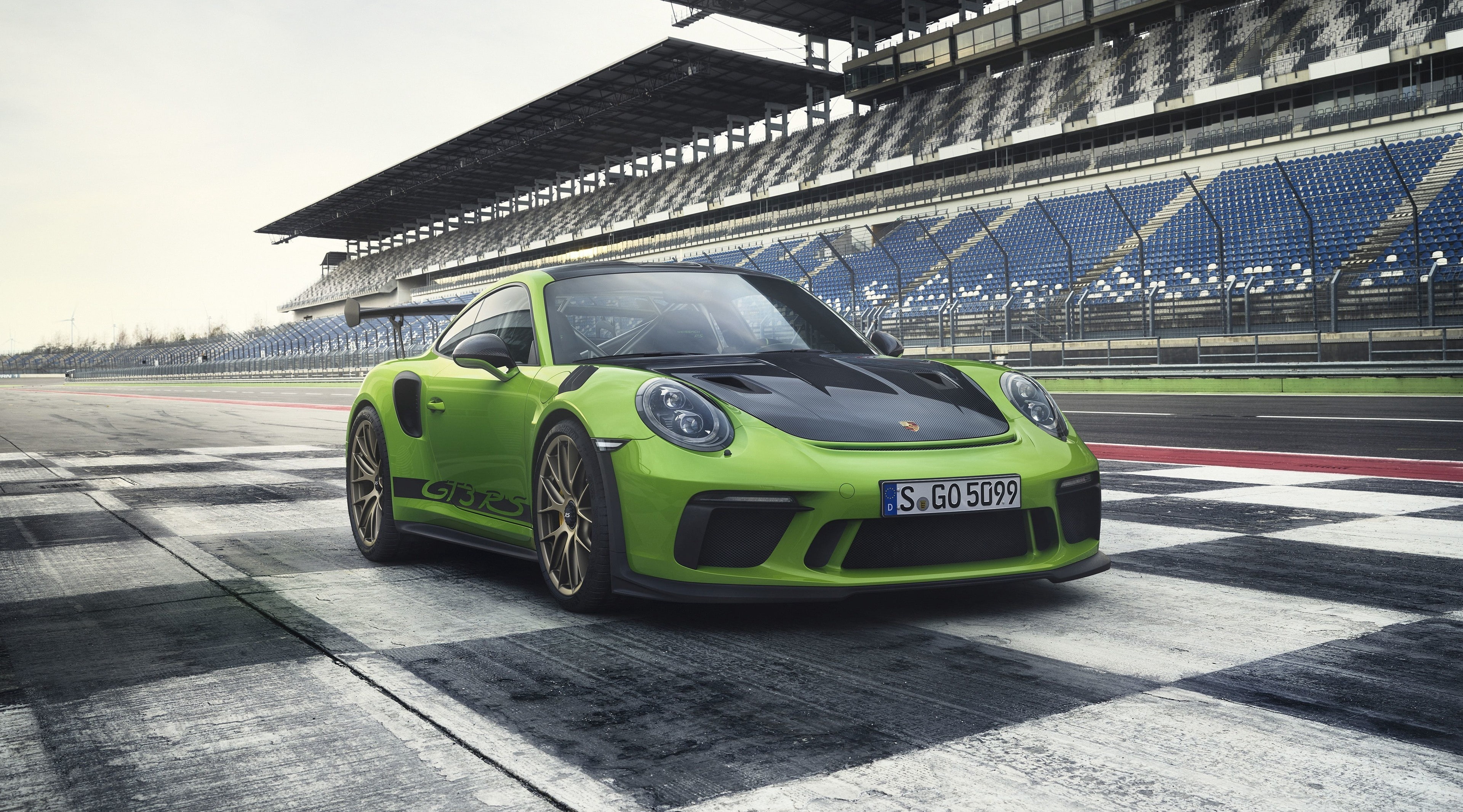 motor racing track, 4K, competition, building exterior, Cars, mode of transportation, architecture, outdoors, car, speed, built structure, day, on the move, HD Wallpaper