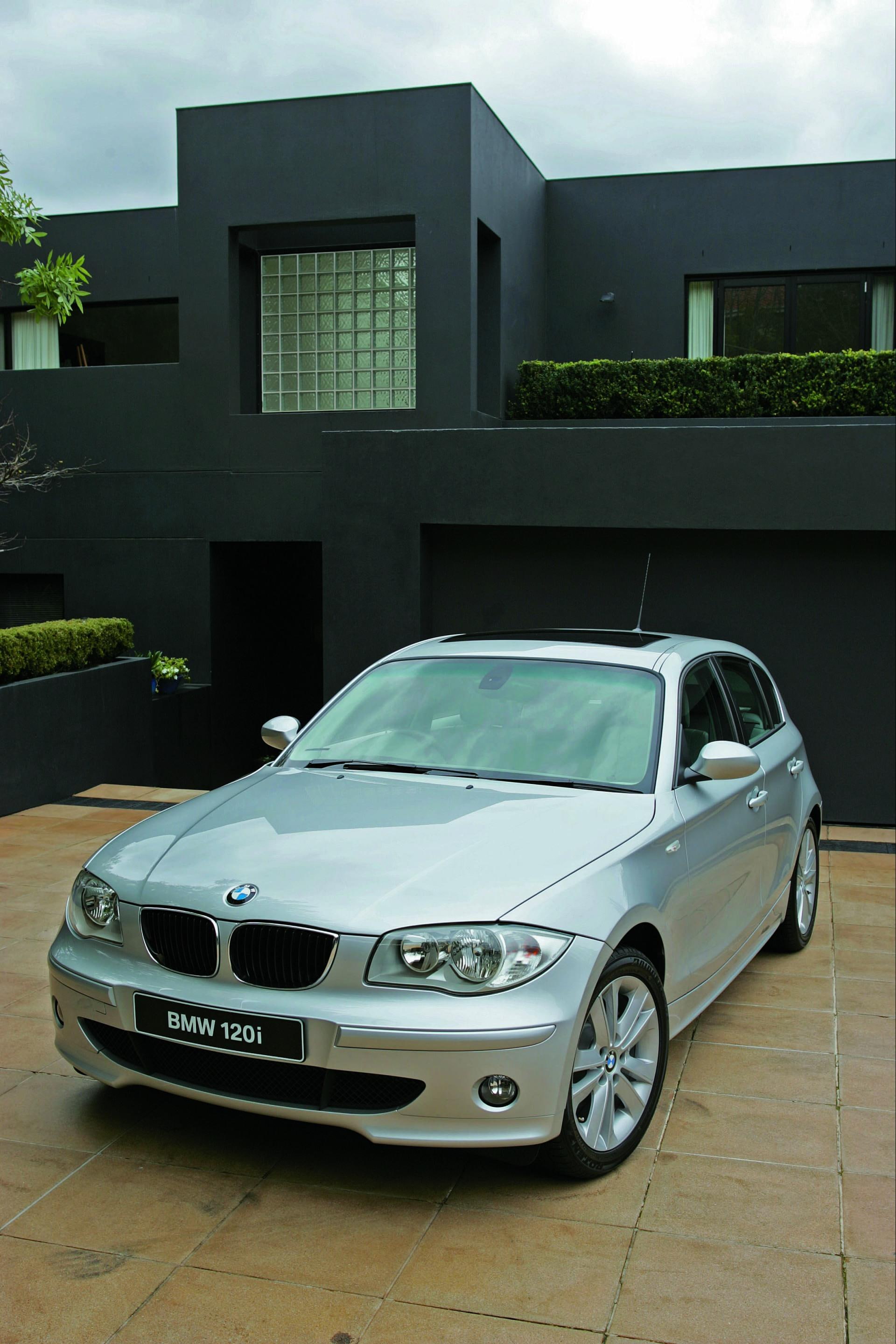building exterior, series, motor vehicle, transportation, building, wealth, outdoors, modern, car, luxury, garage, sky, sports car, city, day, mode of transportation, Phone HD Wallpaper