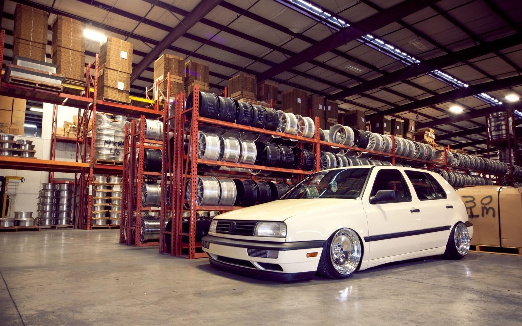 car, stationary, in a row, built structure, shelf, building, Stance, transportation, large group of objects, architecture, warehouse, Volkswagen, indoors, HD Wallpaper
