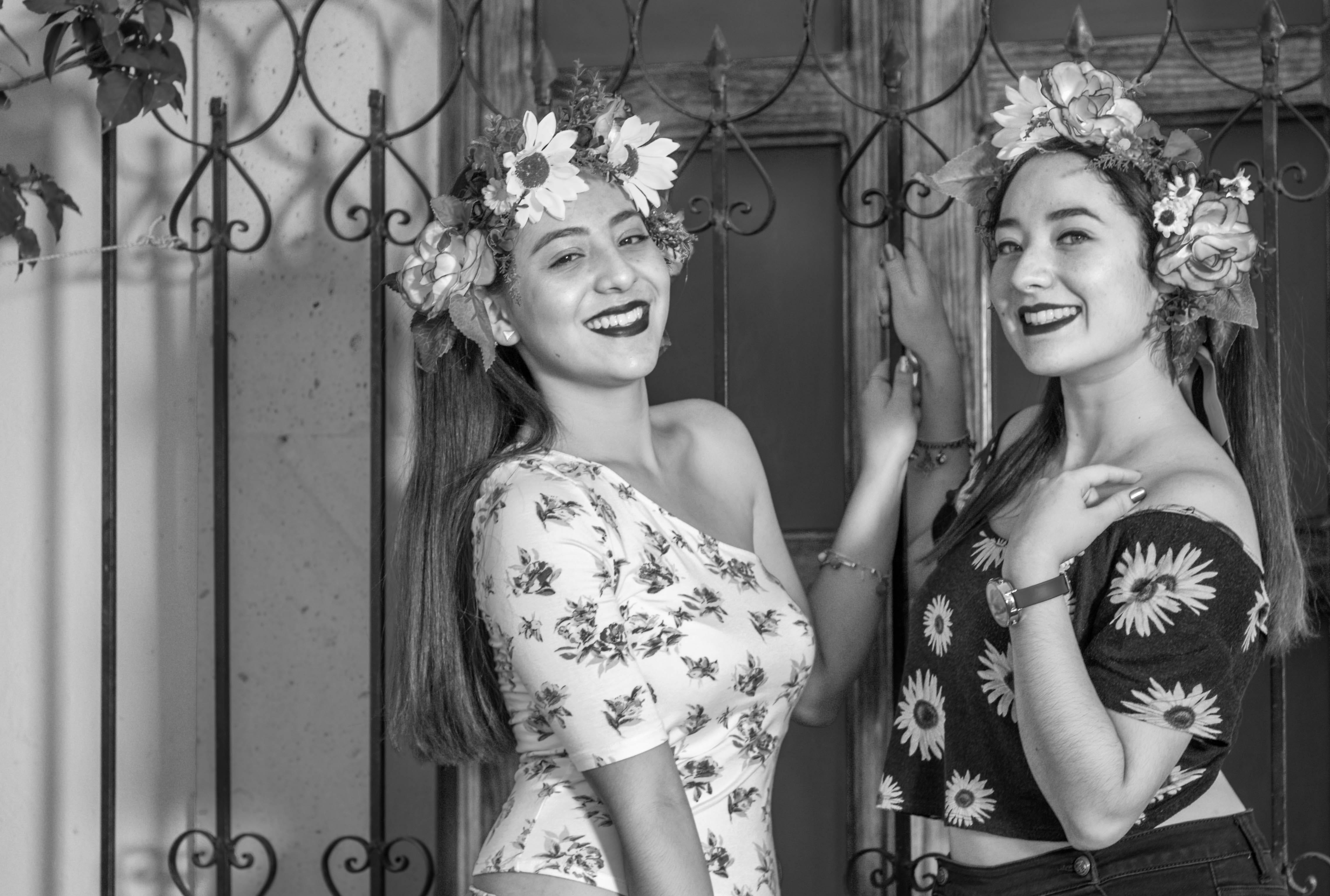 people, hair, leisure activity, smiling, adult, waist up, beautiful woman, fashion, plant, hairstyle, blanco y negro, standing, vintage, lifestyles, women, HD Wallpaper