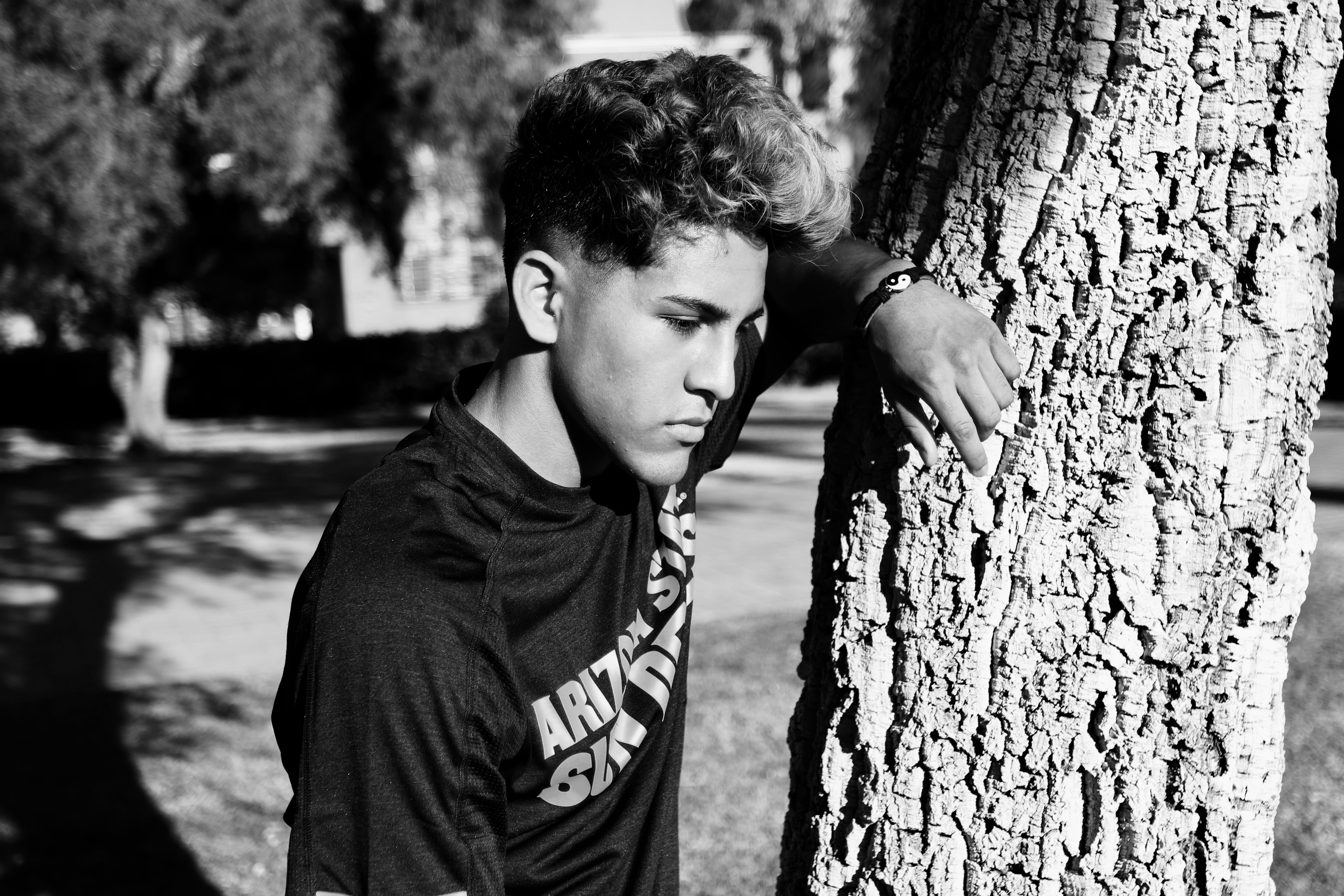 retrato, leisure activity, tree, man, adolescence, black, teenager, young adult, casual clothing, teenage boys, black and white, boy, outdoors, real people, HD Wallpaper