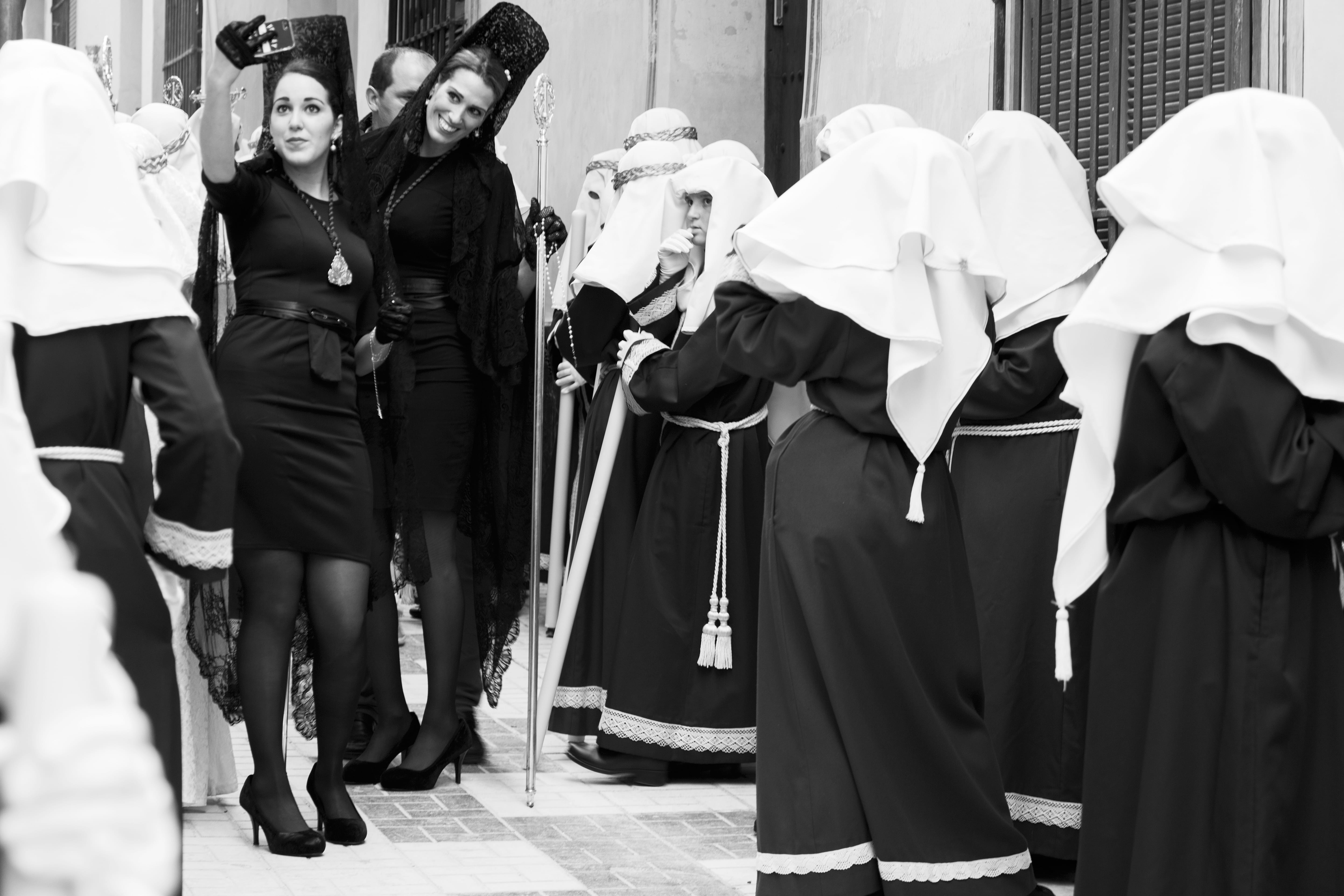 togetherness, mannequin, group of people, españa, lifestyles, person, well-dressed, selfi, day, city, mantilla, málaga, sonrisa, 5K, standing, women, street photography, HD Wallpaper