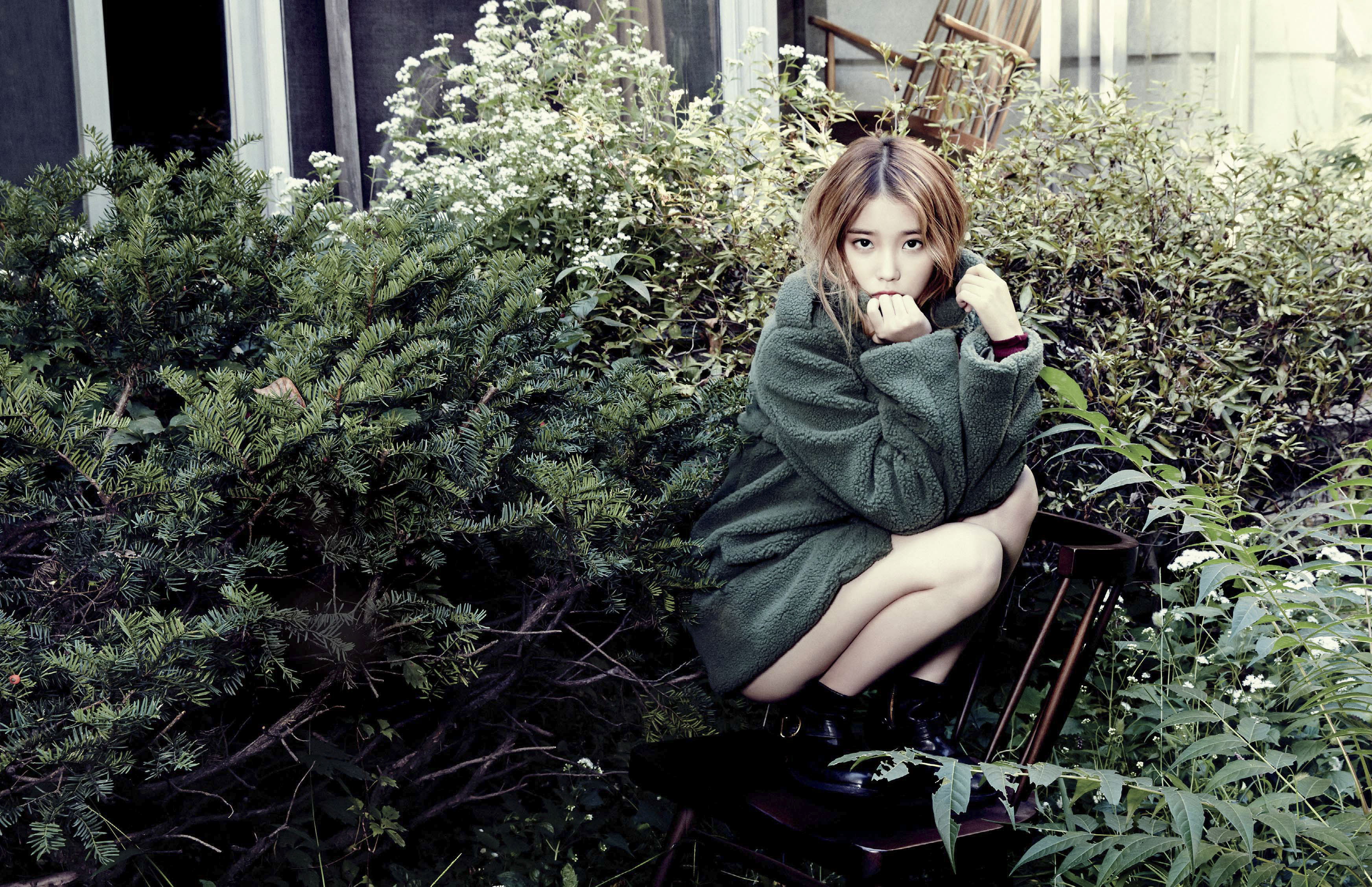 three quarter length, front view, portrait, K-pop, young women, sitting, casual clothing, young adult, child, 2K, looking at camera, teenager, nature, HD Wallpaper