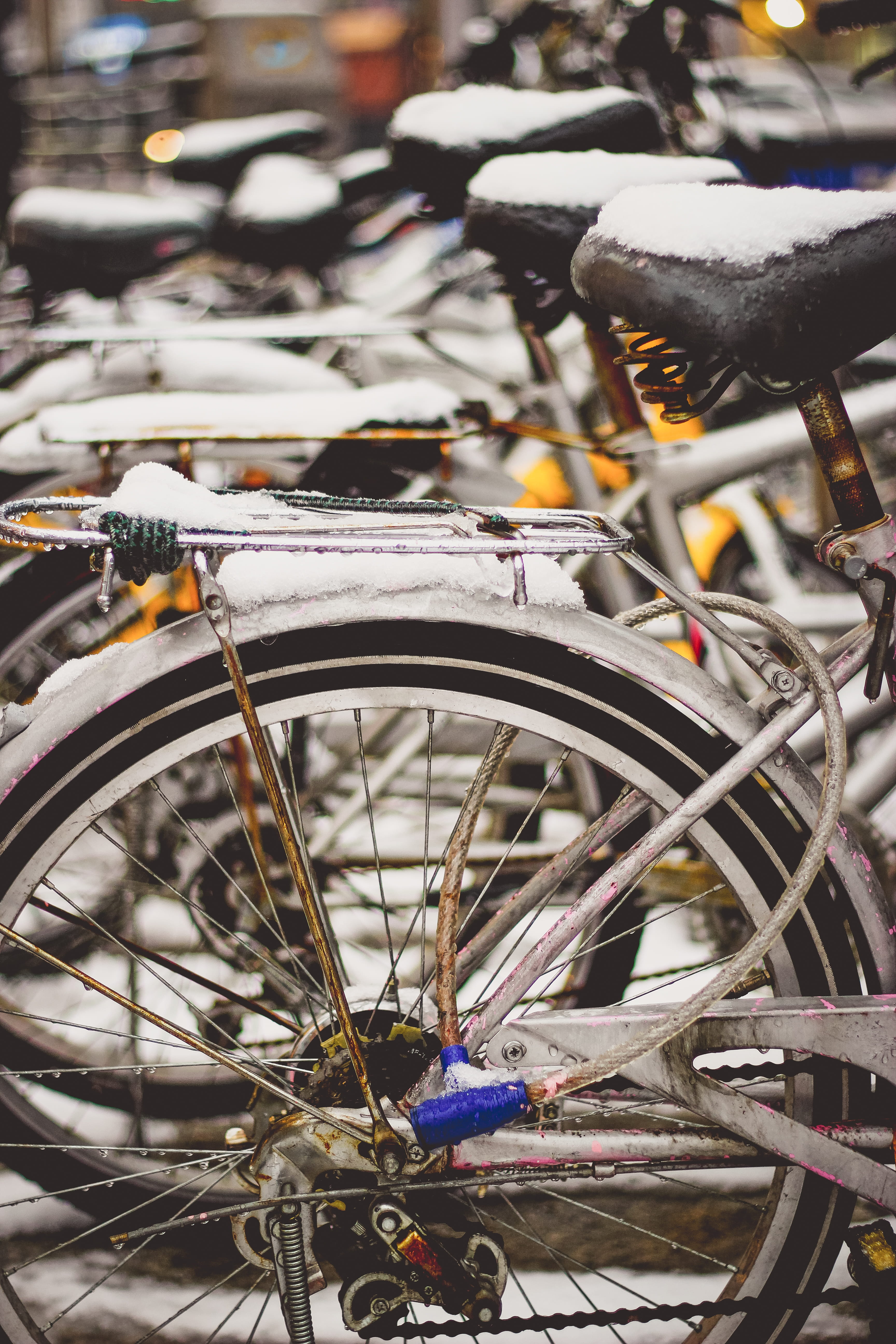 day, carry, tire, 5K, spoke, street, frozen, close-up, land vehicle, stationary, bicycle, junkyard, snow, spokes, outdoors, parking, basket, metal, focus on foreground, Phone HD Wallpaper