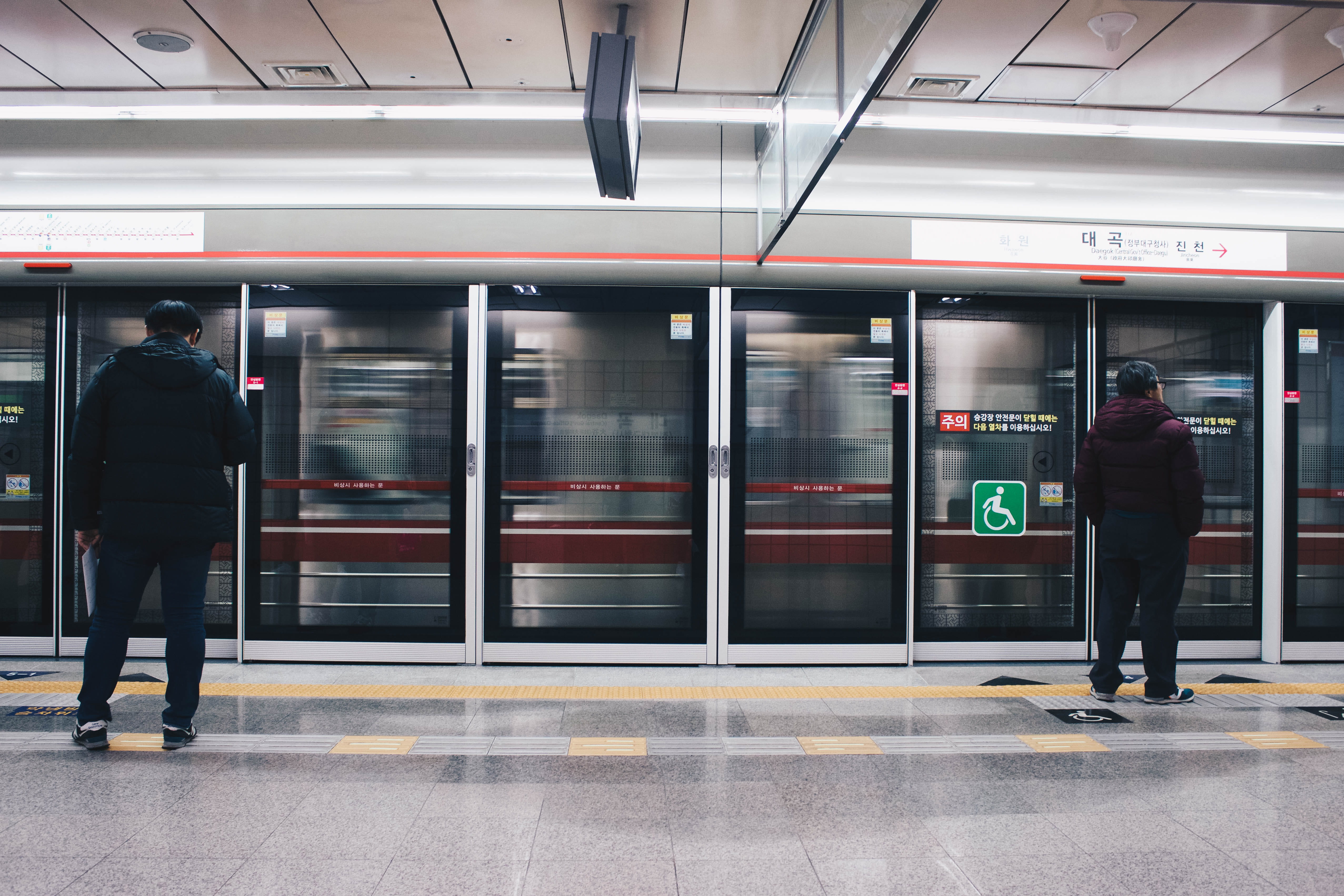 motion, real people, rail transportation, public transportation, fast, mode of transportation, travel, blurred motion, subway station, underground, indoors, HD Wallpaper