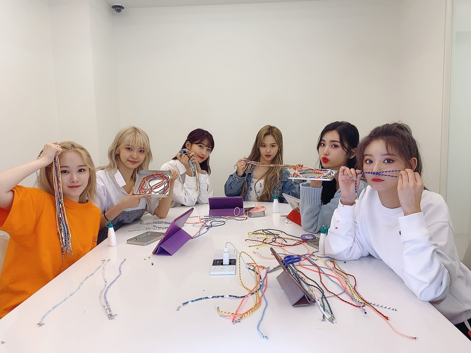 EVERGLOW, K-pop, Sihyeon (Kim Sihyeon), Aisha (Heo Yoorim), Onda (Jo Serim), Mia (Han Eunji), 720P, Wang Yiren, E:U (Park Jiwon), HD Wallpaper