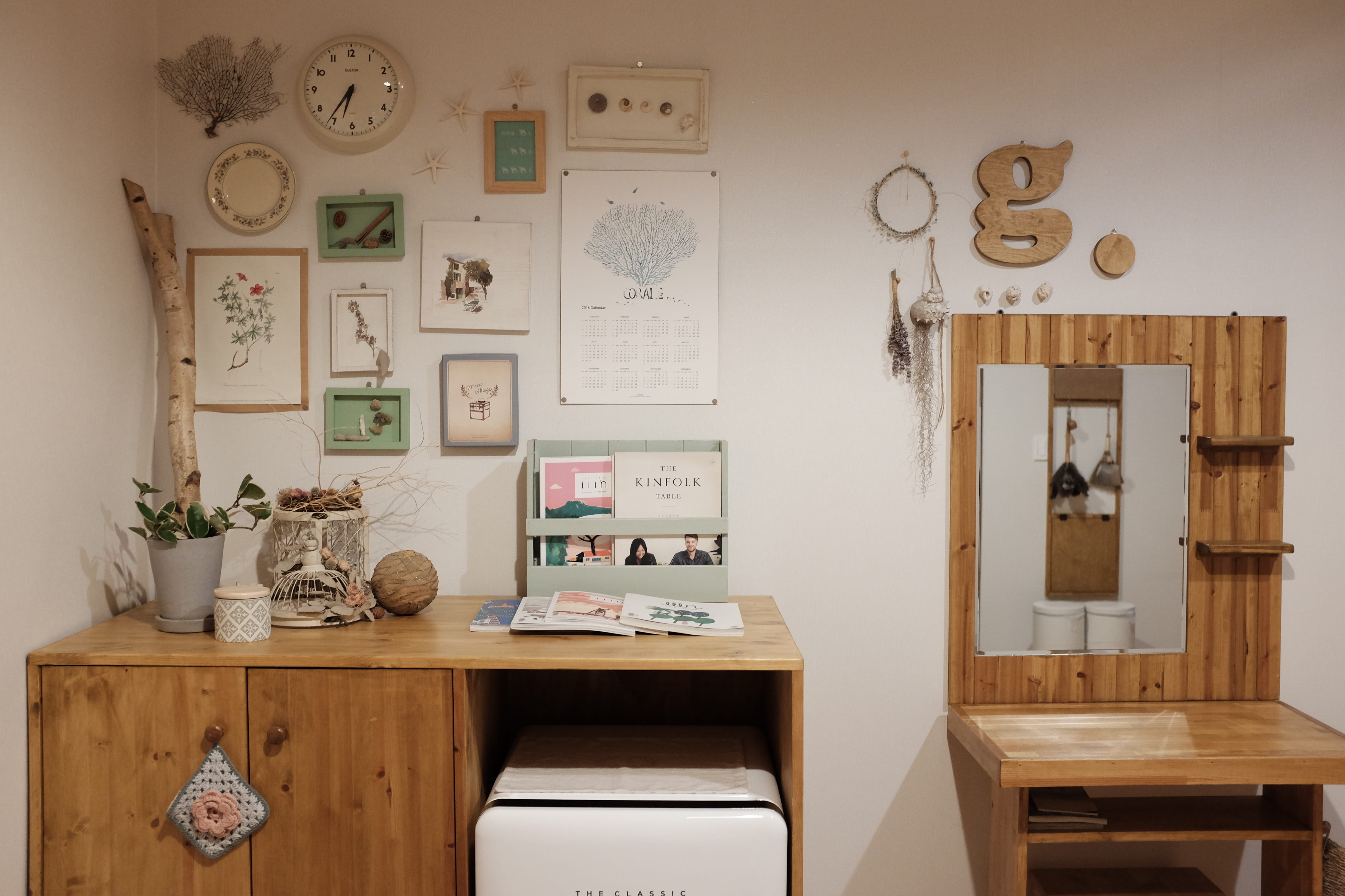 white, jeju-do, magazine, table, mirror, indoors, large group of objects, absence, jeju, interior, furniture, no people, desk, wall - building feature, HD Wallpaper