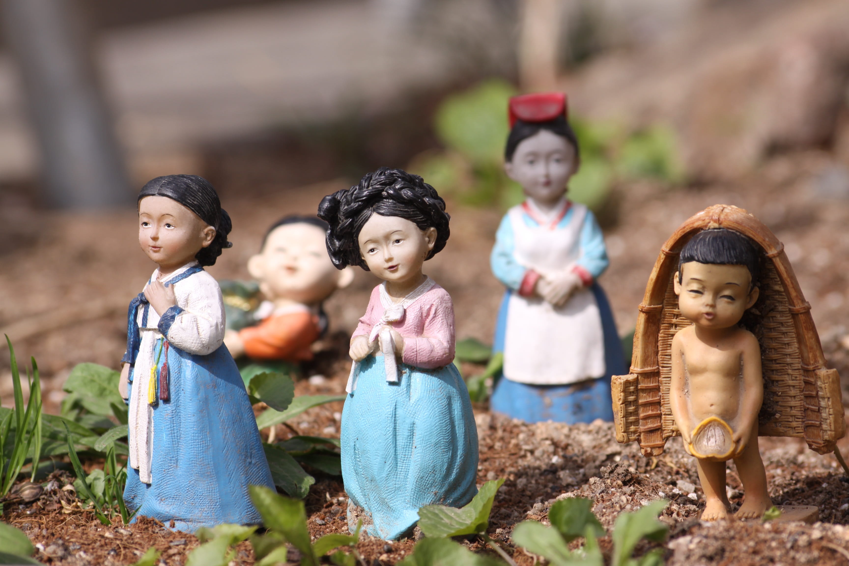 craft, yard, male likeness, female likeness, sculpture, childrens, offspring, human representation, statue, bukchon, day, focus on foreground, creativity, HD Wallpaper