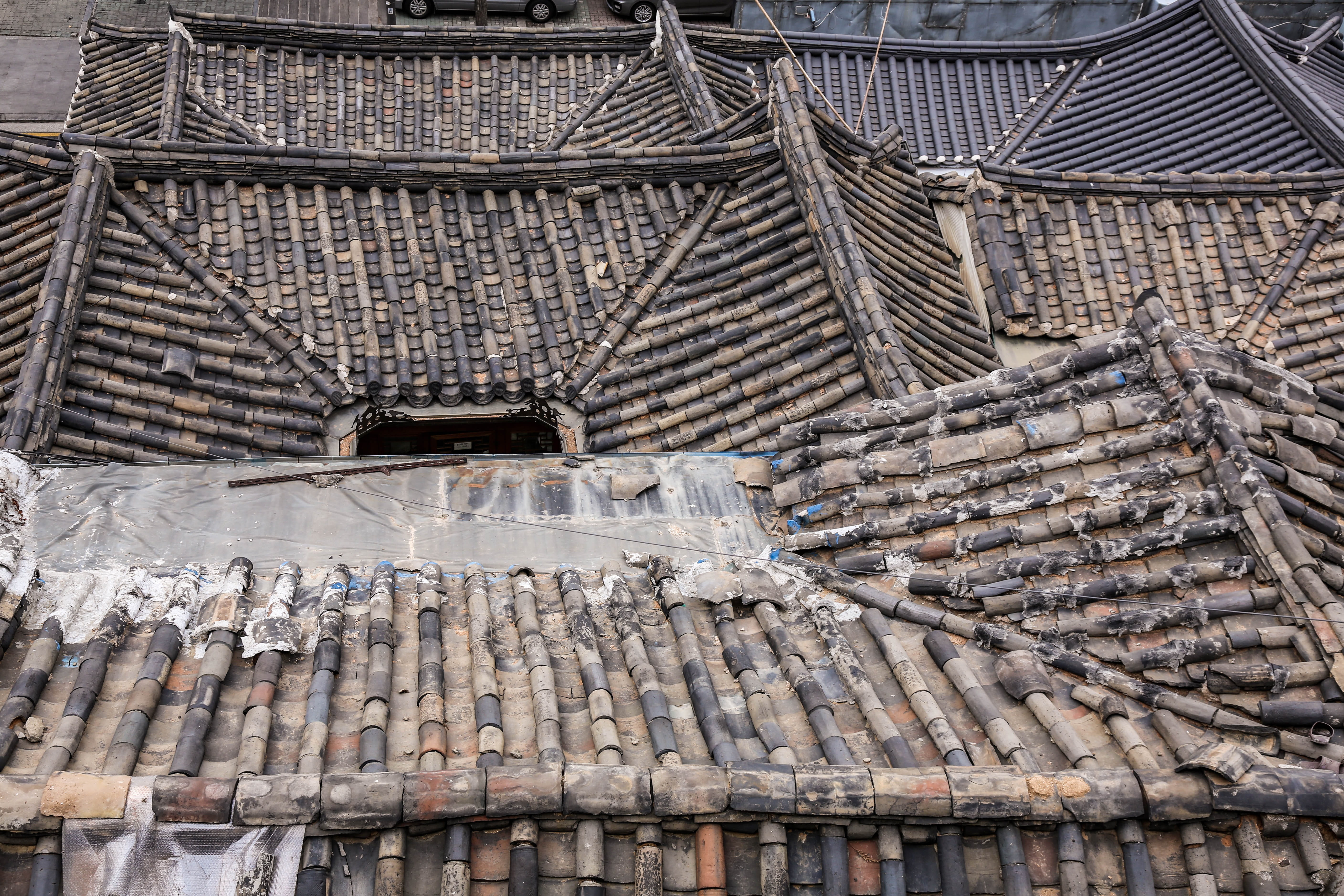 full frame, building, damaged, low angle view, no people, abandoned, old, hanok, traditional, repetition, 5K, decline, obsolete, building exterior, built structure, HD Wallpaper
