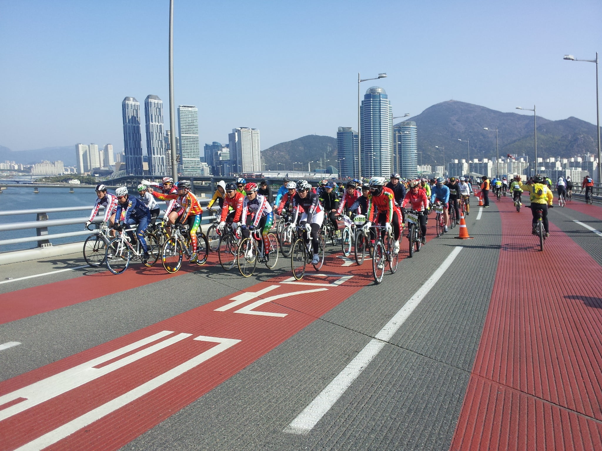 riding, real people, building exterior, sport, marathon, outdoors, crowd, large group of people, bike fest, road, men, transportation, architecture, lifestyles, HD Wallpaper