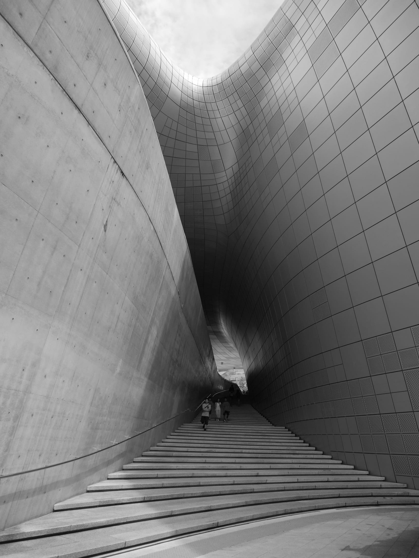 diminishing perspective, leisure activity, day, republic of korea, subway, indoors, pattern, ceiling, staircase, tunnel, men, korea, underpass, walking, Phone HD Wallpaper
