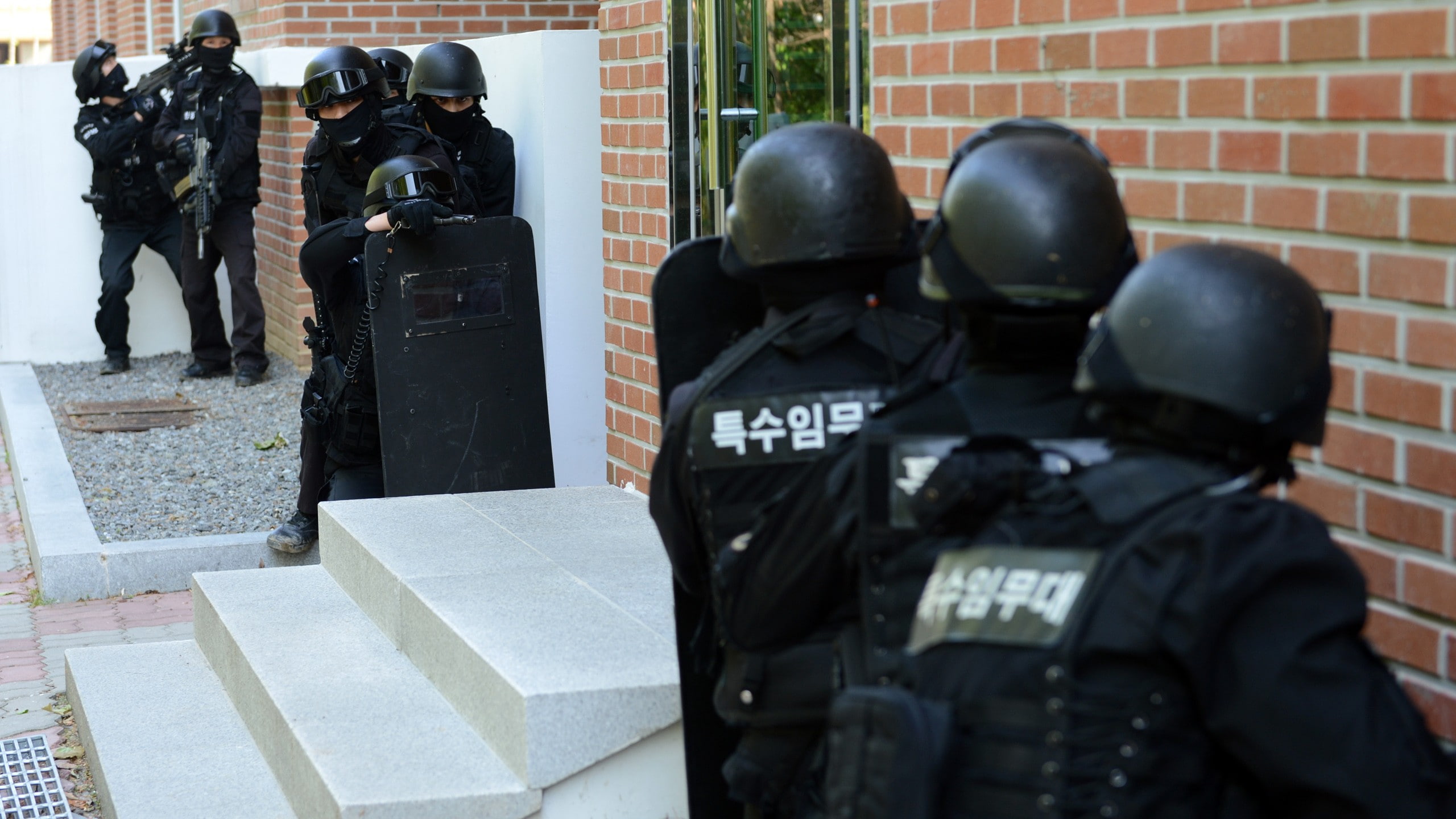 real people, police force, weapon, architecture, military, day, 2K, authority, guarding, safety, police, law, gun, protection, government, security, Republic Of Korea Armed Forces, HD Wallpaper