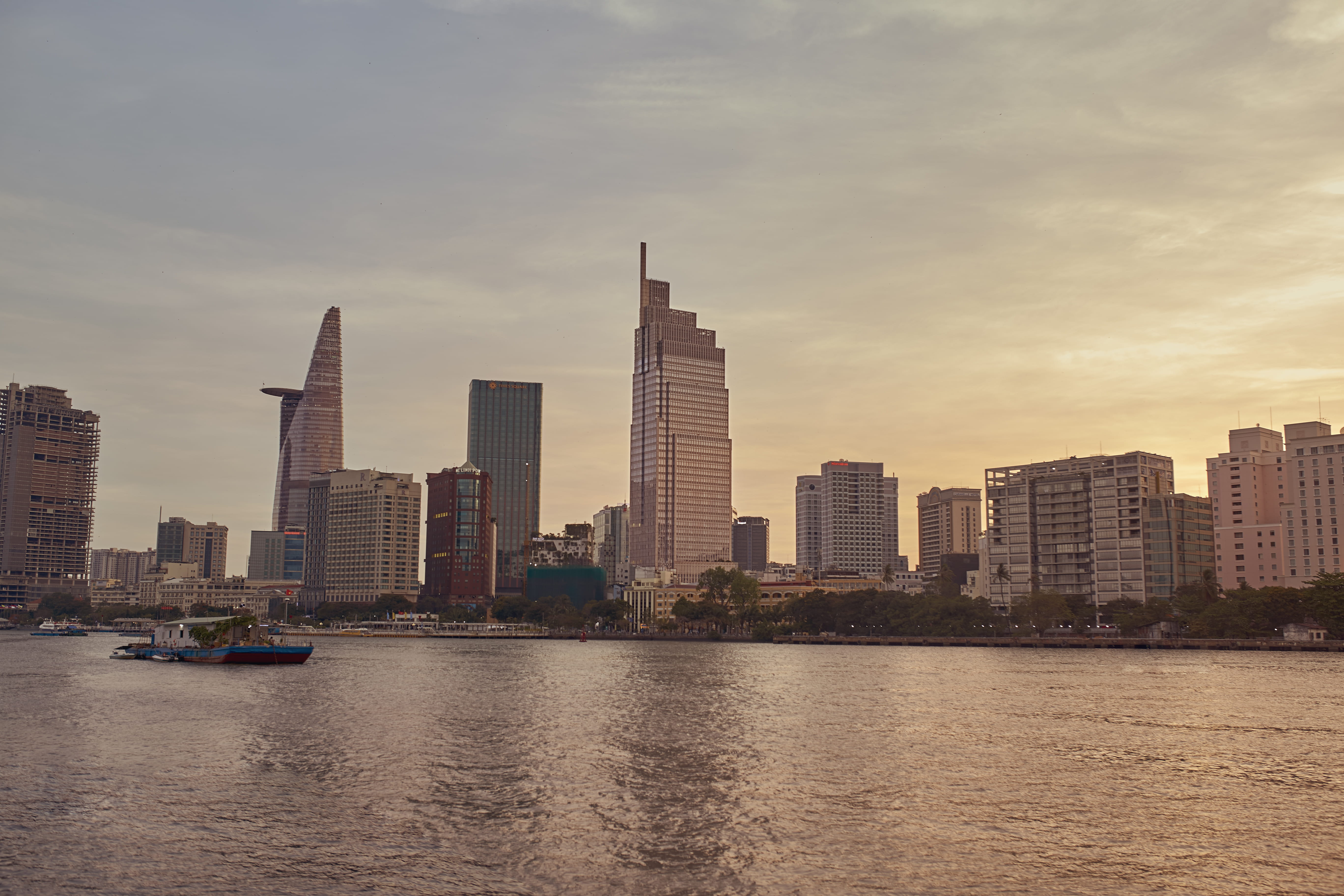 building exterior, nature, water, financial district, 5K, modern, metropolis, apartment building, urban skyline, spire, yacht, transportation, office building, HD Wallpaper