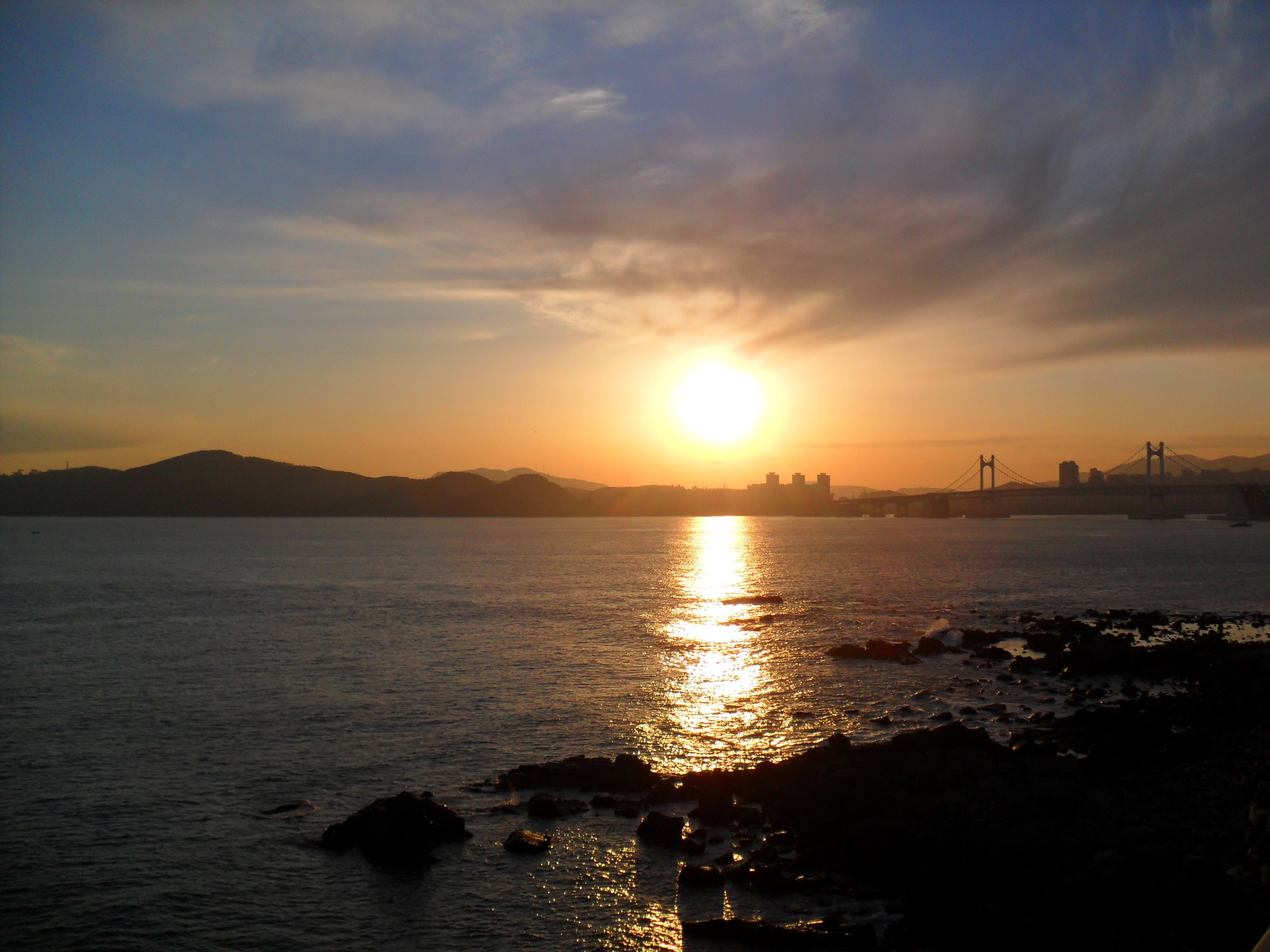 when, nature, tranquil scene, glow, water, 4K, outdoors, silhouette, sunlight, no people, busan, sun, cloud - sky, sunset, haeundae beach, orange color, HD Wallpaper
